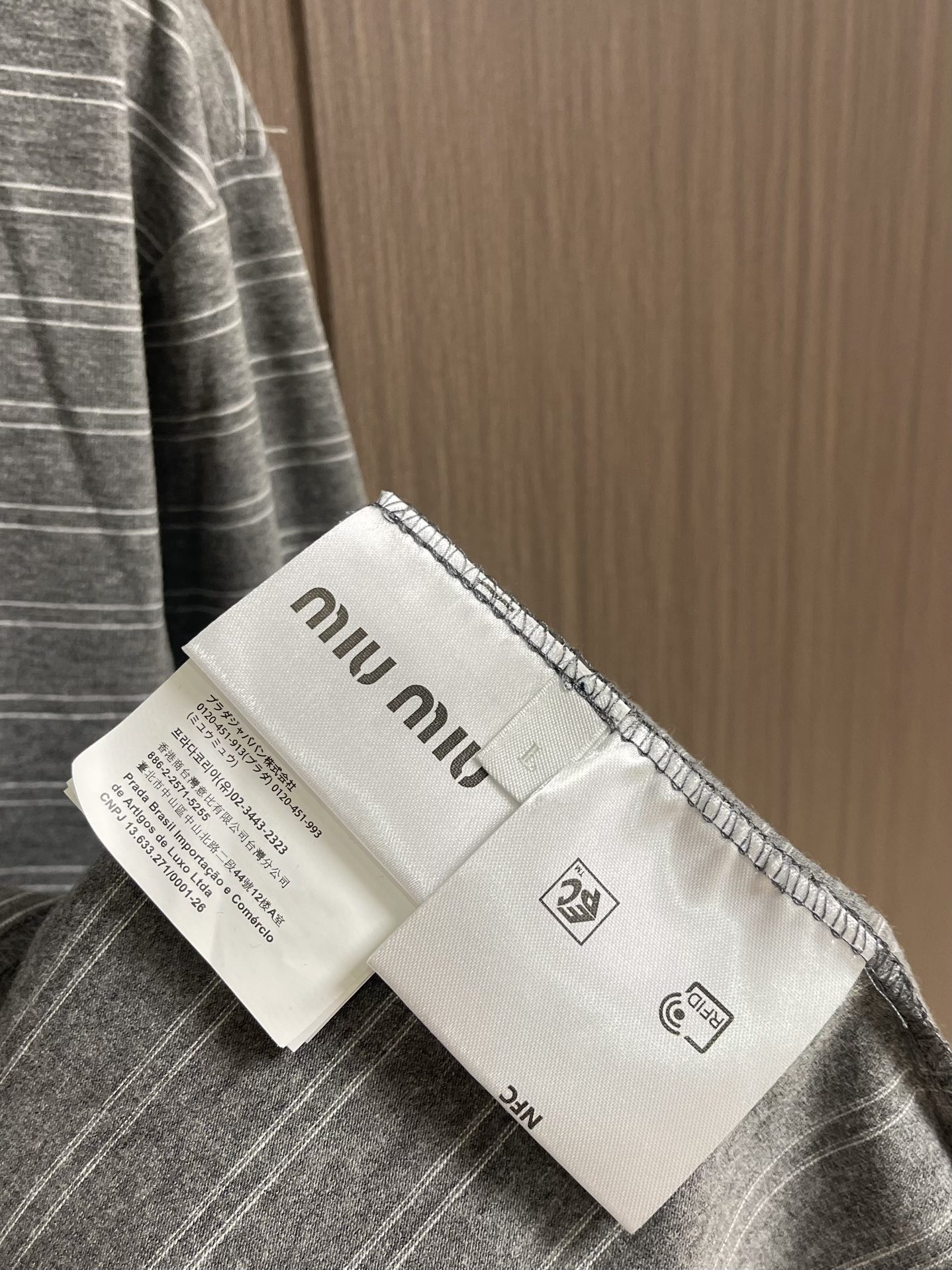 MiuMiu 条纹Polo长袖，定制奢华60支双股高密条纹料，胸前口袋饰以品牌标志作点睛之笔，人体学立体