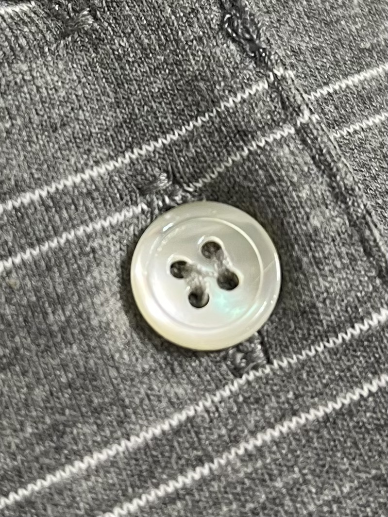 MiuMiu 条纹Polo长袖，定制奢华60支双股高密条纹料，胸前口袋饰以品牌标志作点睛之笔，人体学立体