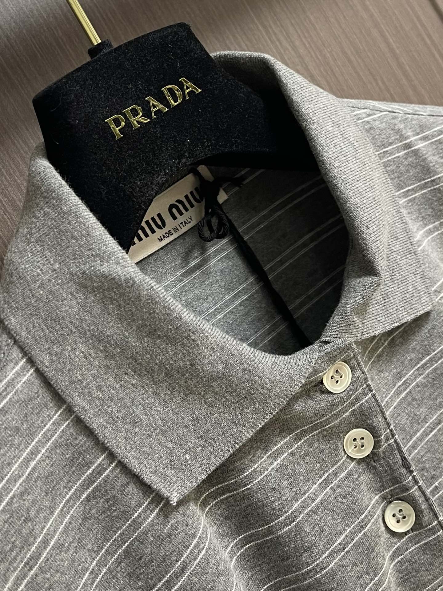 MiuMiu 条纹Polo长袖，定制奢华60支双股高密条纹料，胸前口袋饰以品牌标志作点睛之笔，人体学立体