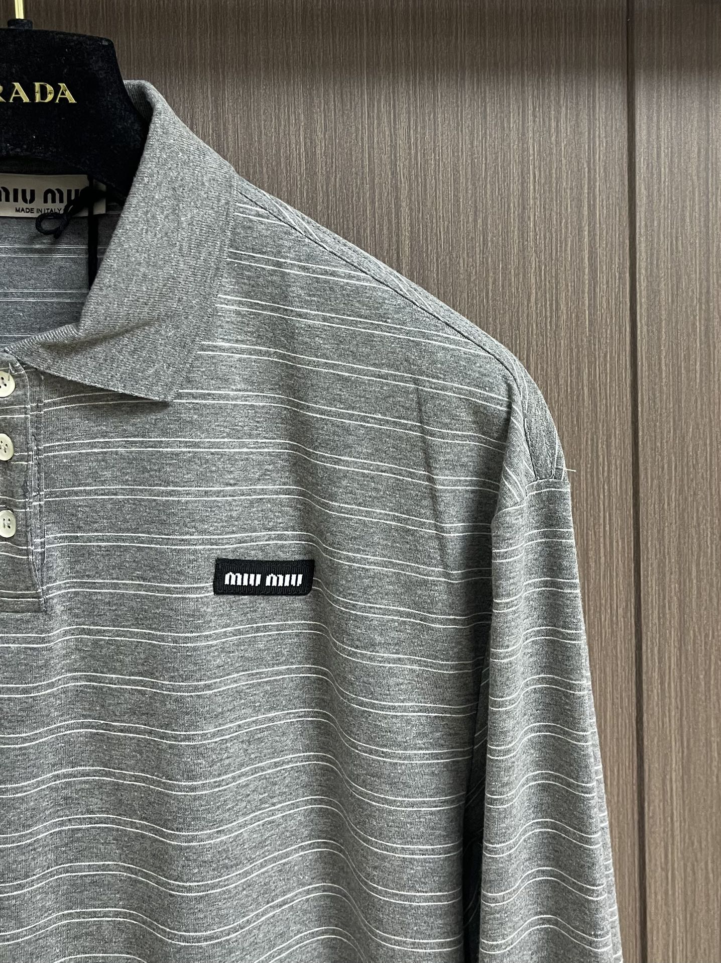 MiuMiu 条纹Polo长袖，定制奢华60支双股高密条纹料，胸前口袋饰以品牌标志作点睛之笔，人体学立体