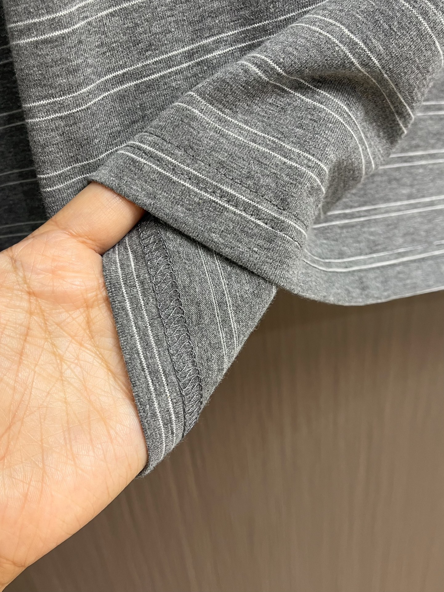 MiuMiu 条纹Polo长袖，定制奢华60支双股高密条纹料，胸前口袋饰以品牌标志作点睛之笔，人体学立体