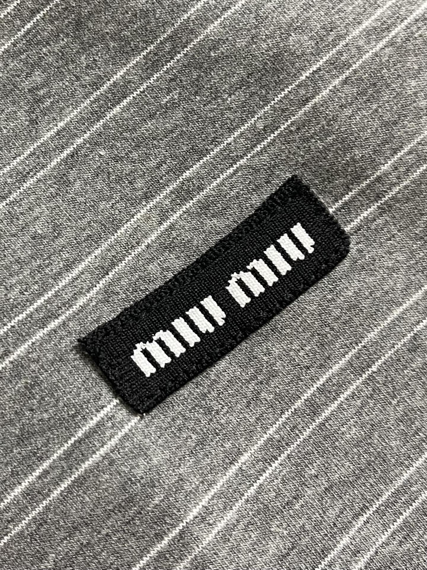 MiuMiu 条纹Polo长袖，定制奢华60支双股高密条纹料，胸前口袋饰以品牌标志作点睛之笔，人体学立体