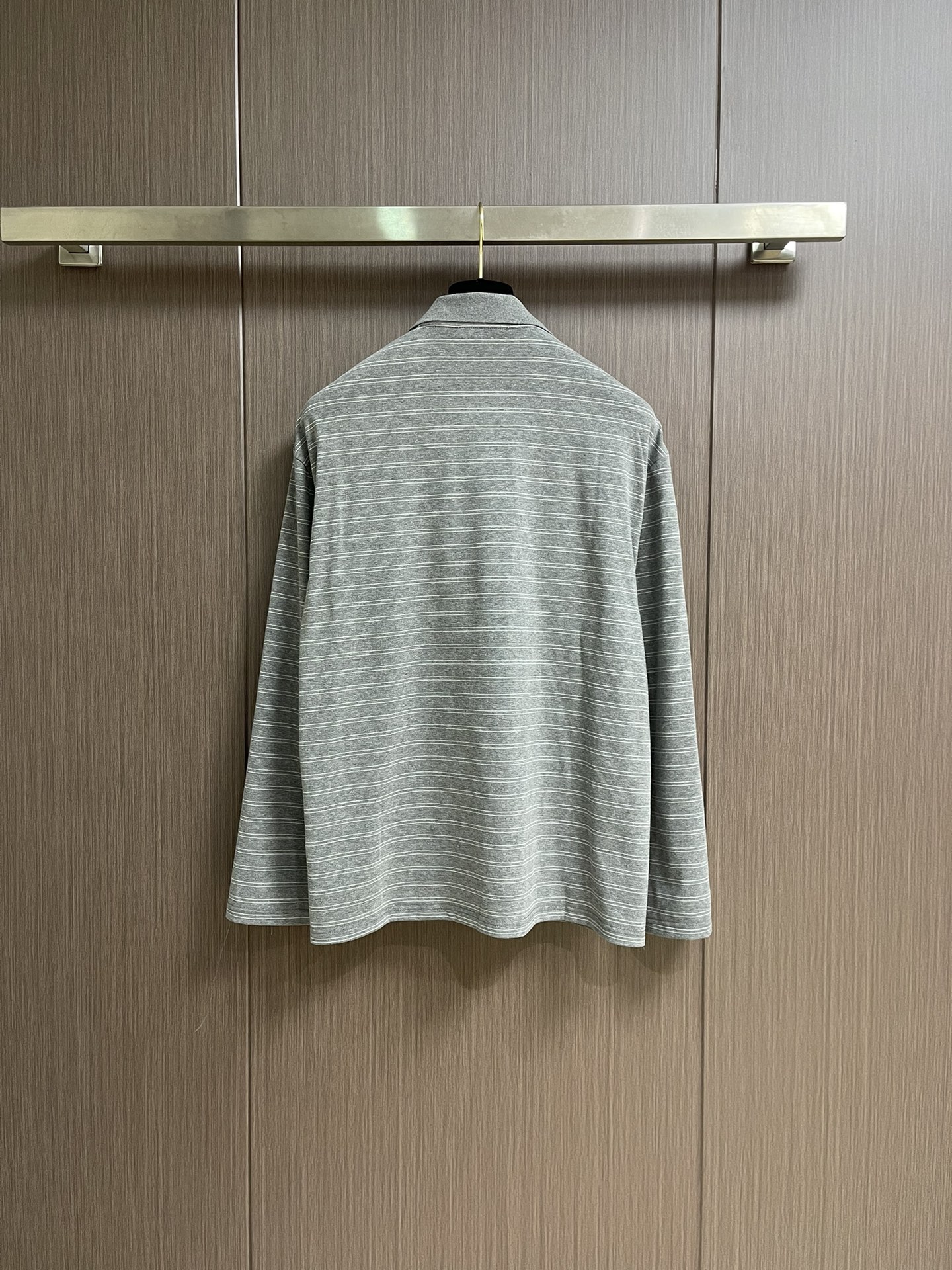 MiuMiu 条纹Polo长袖，定制奢华60支双股高密条纹料，胸前口袋饰以品牌标志作点睛之笔，人体学立体