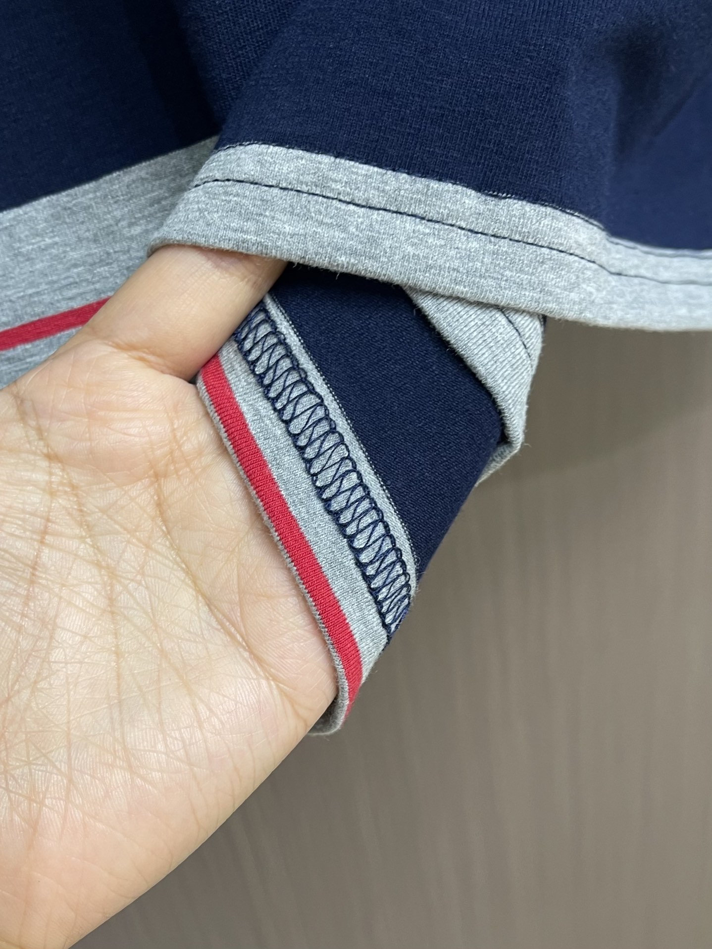 MiuMiu 2025SS 海报款宽条徽标logo灰蓝条纹长袖T恤，定织60支双股纱线：采用60S 20