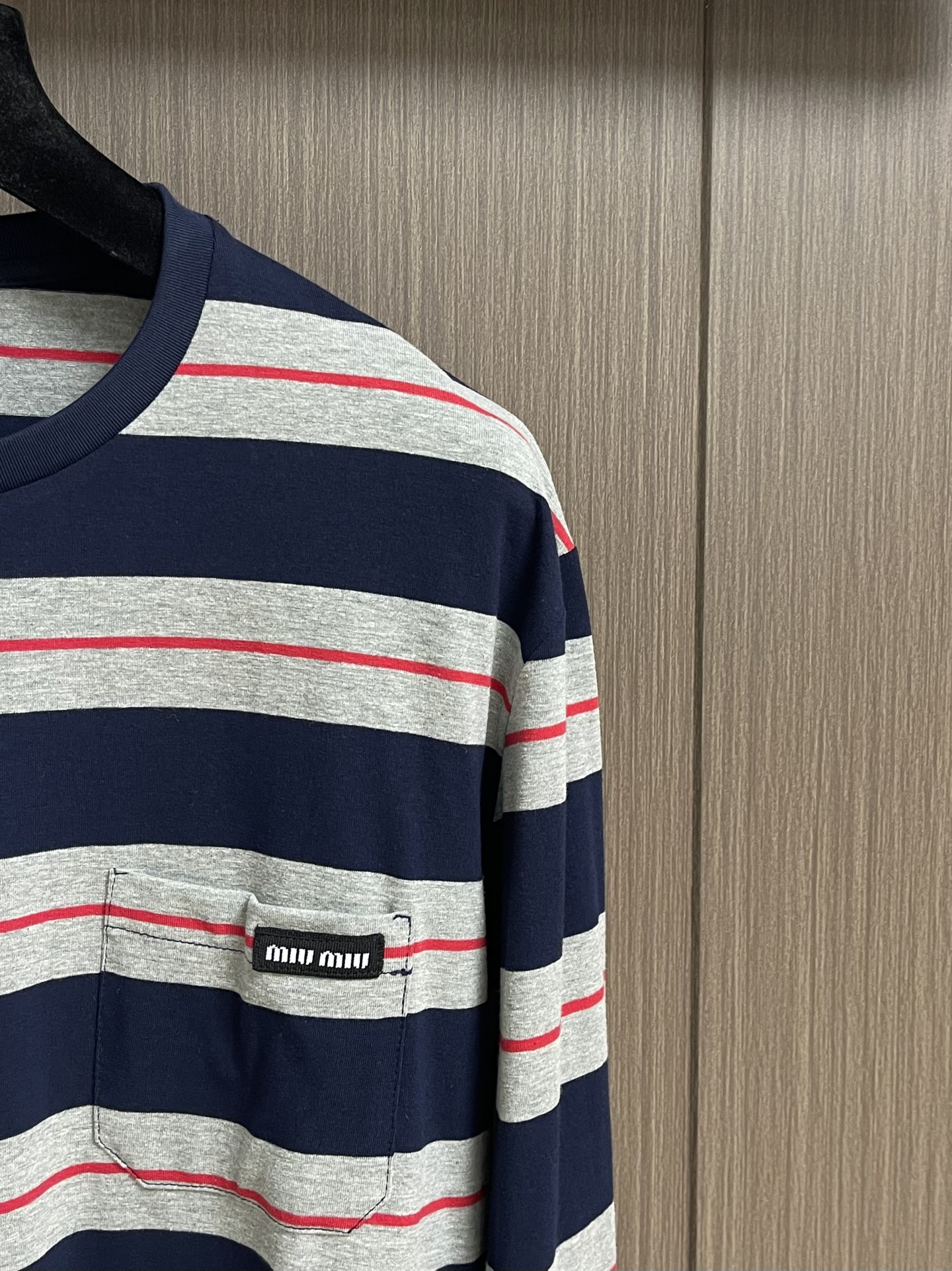 MiuMiu 2025SS 海报款宽条徽标logo灰蓝条纹长袖T恤，定织60支双股纱线：采用60S 20