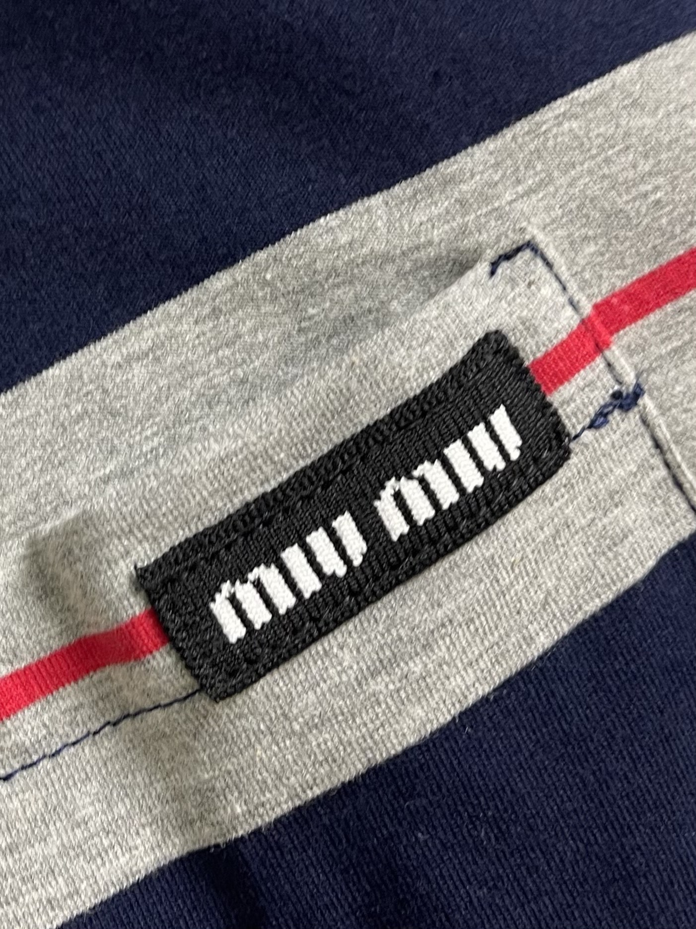 MiuMiu 2025SS 海报款宽条徽标logo灰蓝条纹长袖T恤，定织60支双股纱线：采用60S 20