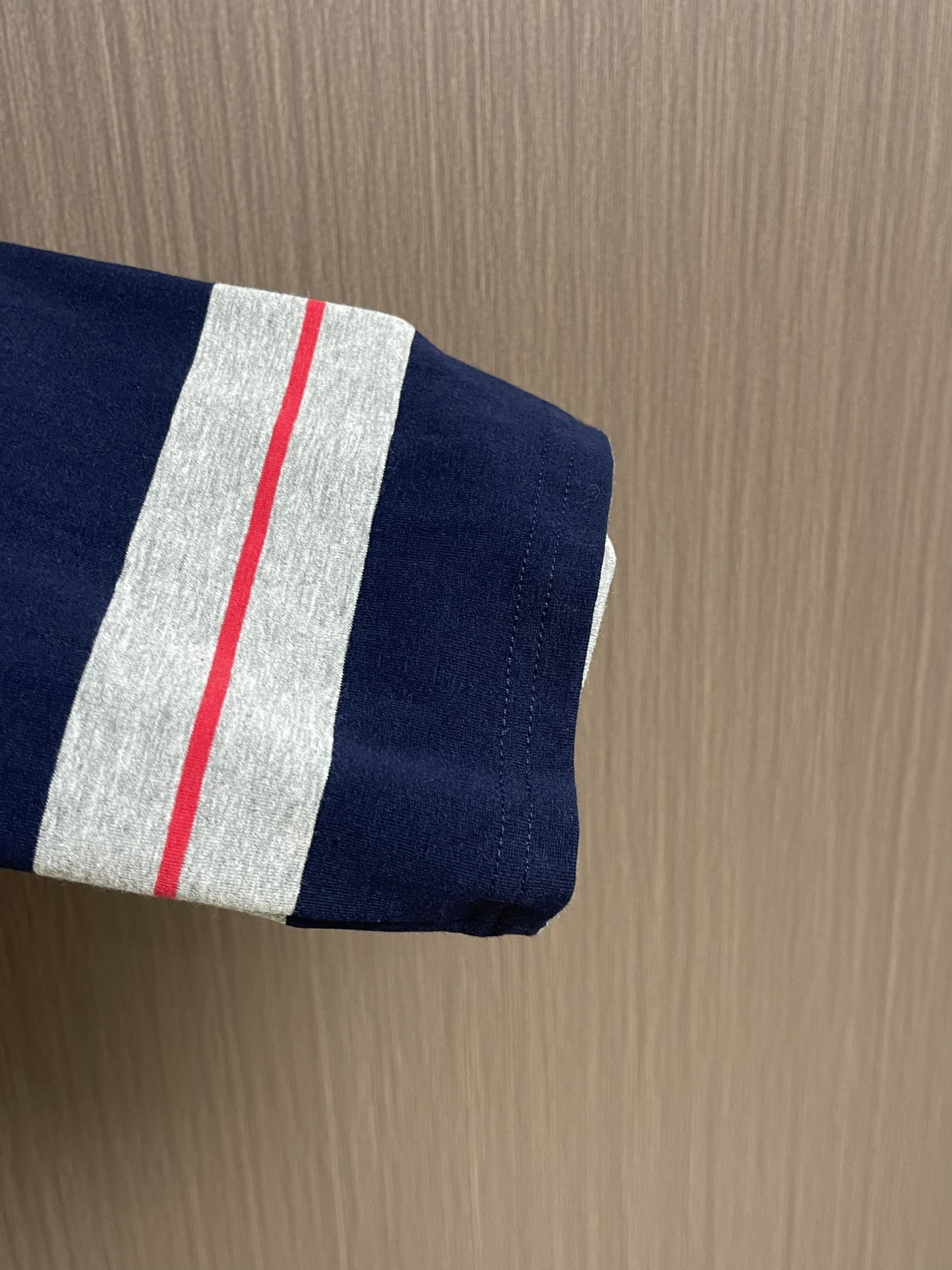 MiuMiu 2025SS 海报款宽条徽标logo灰蓝条纹长袖T恤，定织60支双股纱线：采用60S 20