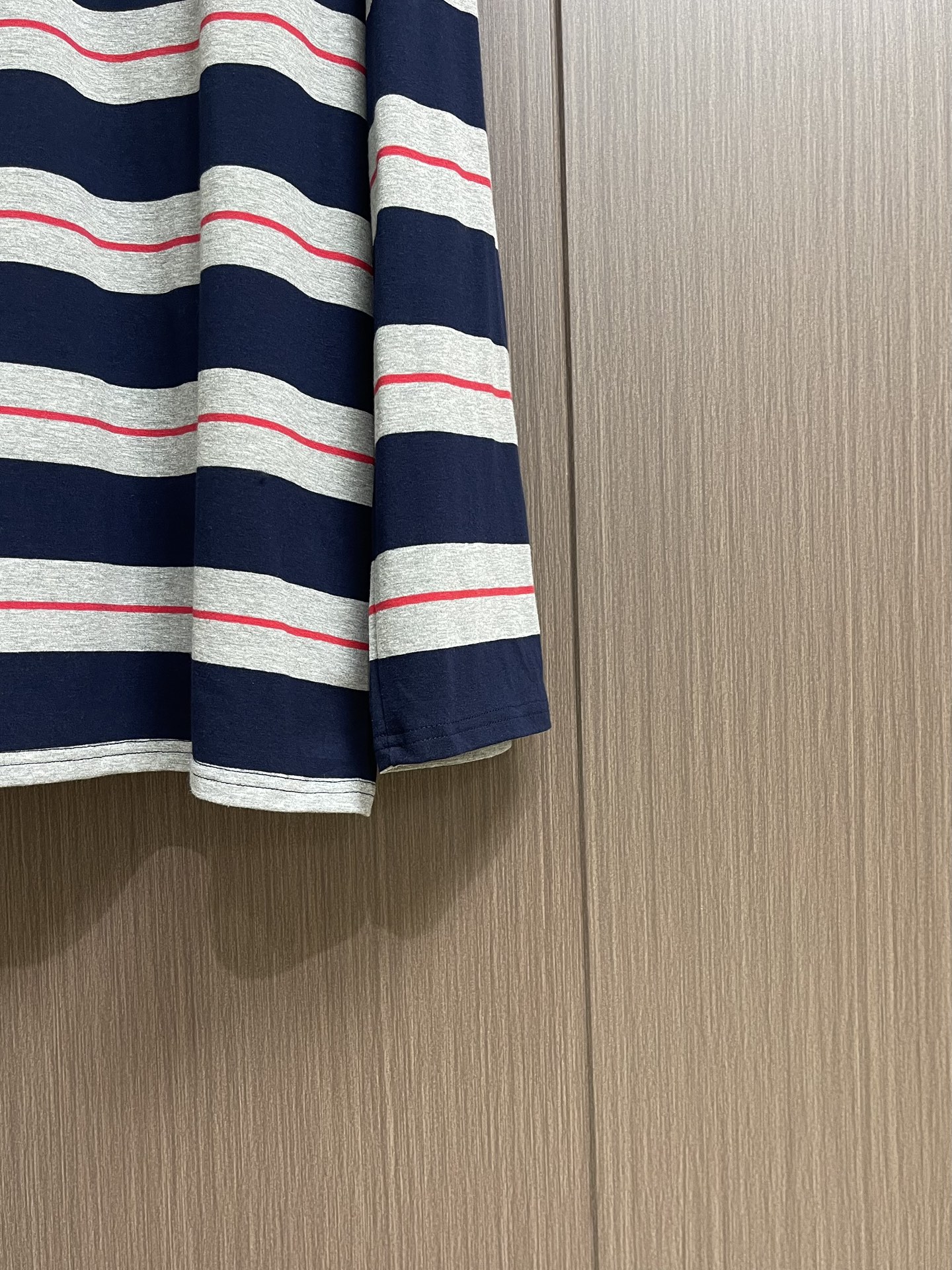 MiuMiu 2025SS 海报款宽条徽标logo灰蓝条纹长袖T恤，定织60支双股纱线：采用60S 20