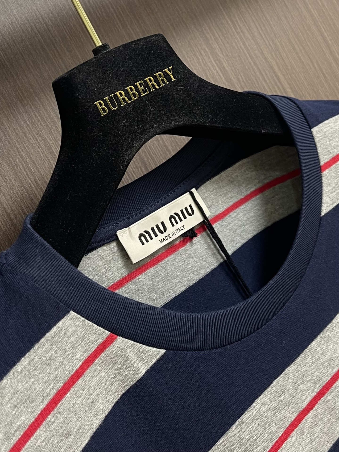 MiuMiu 2025SS 海报款宽条徽标logo灰蓝条纹长袖T恤，定织60支双股纱线：采用60S 20