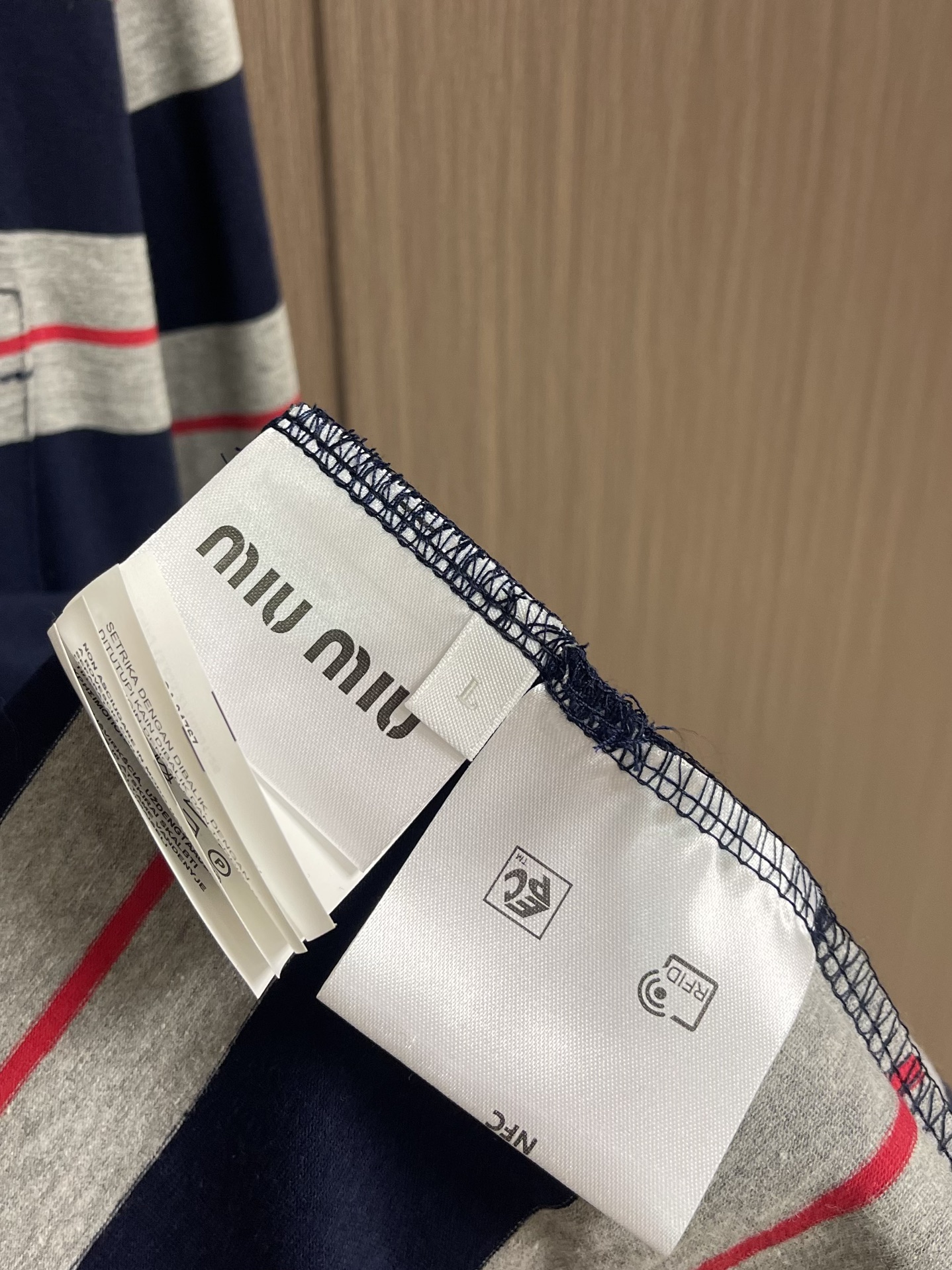 MiuMiu 2025SS 海报款宽条徽标logo灰蓝条纹长袖T恤，定织60支双股纱线：采用60S 20