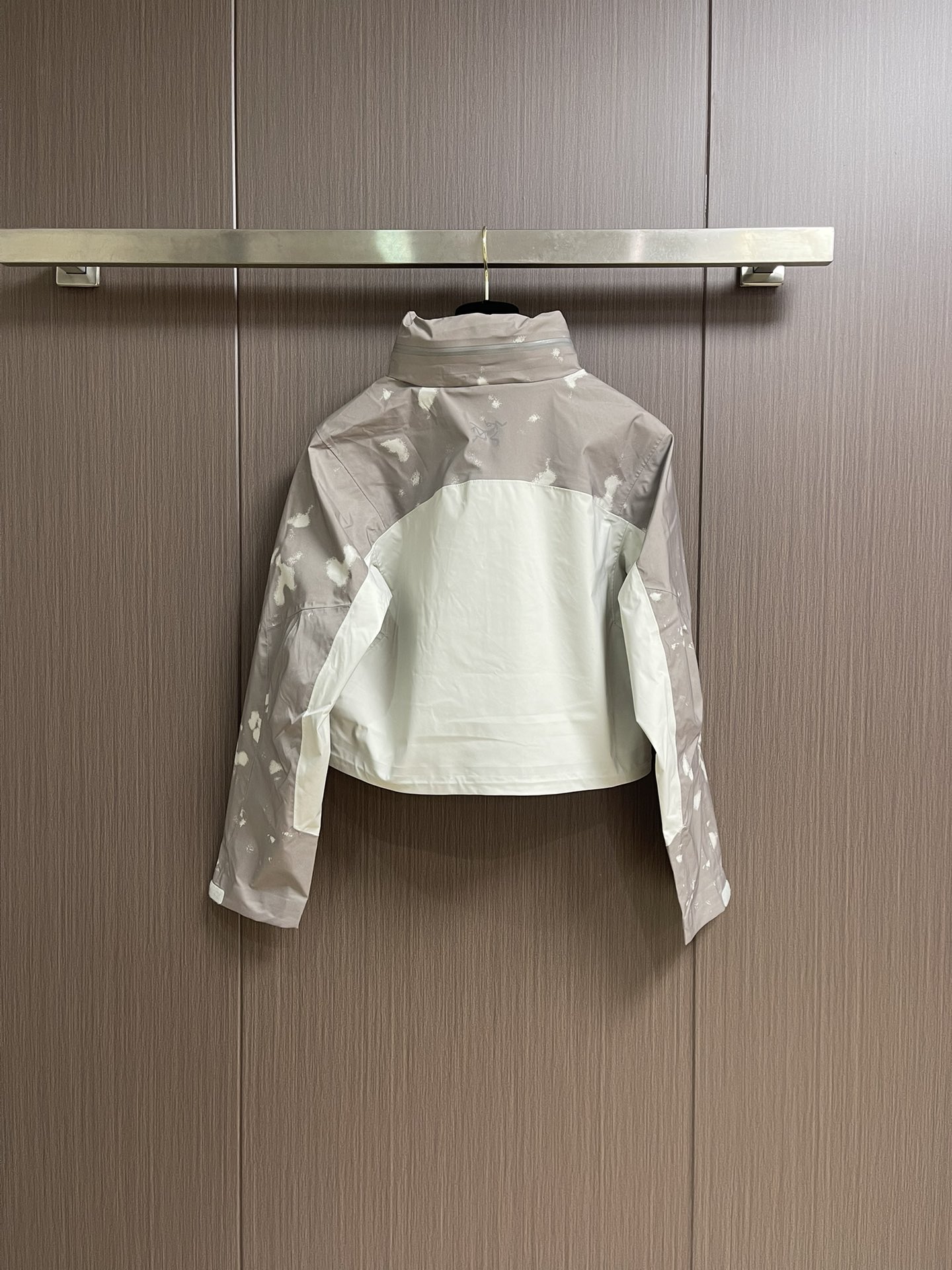 arcteryx 始祖鸟 2025SS夏季新款轻量透气防风短款连帽外套，可当防晒。适用于城市通勤和户外攀