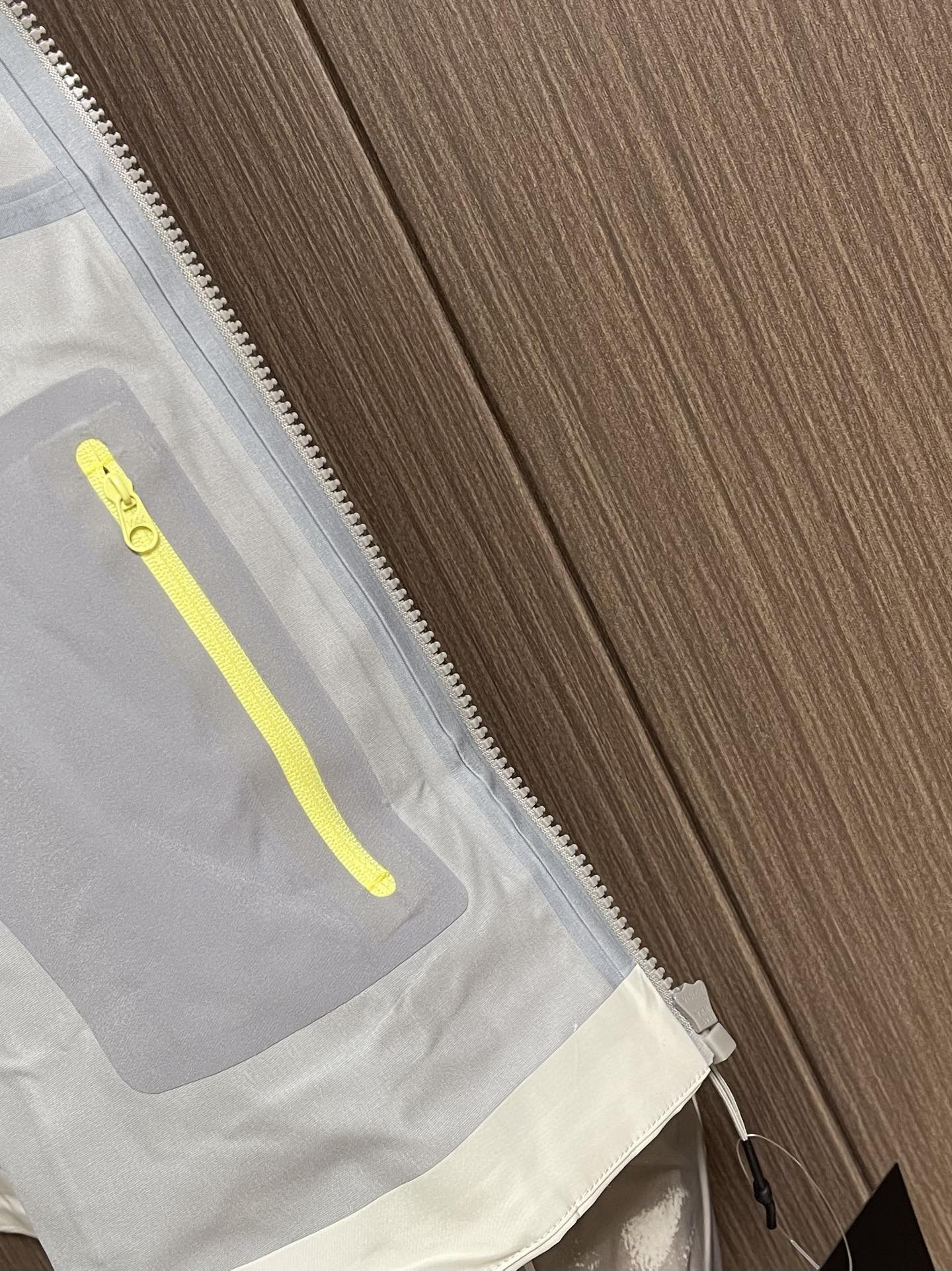 arcteryx 始祖鸟 2025SS夏季新款轻量透气防风短款连帽外套，可当防晒。适用于城市通勤和户外攀