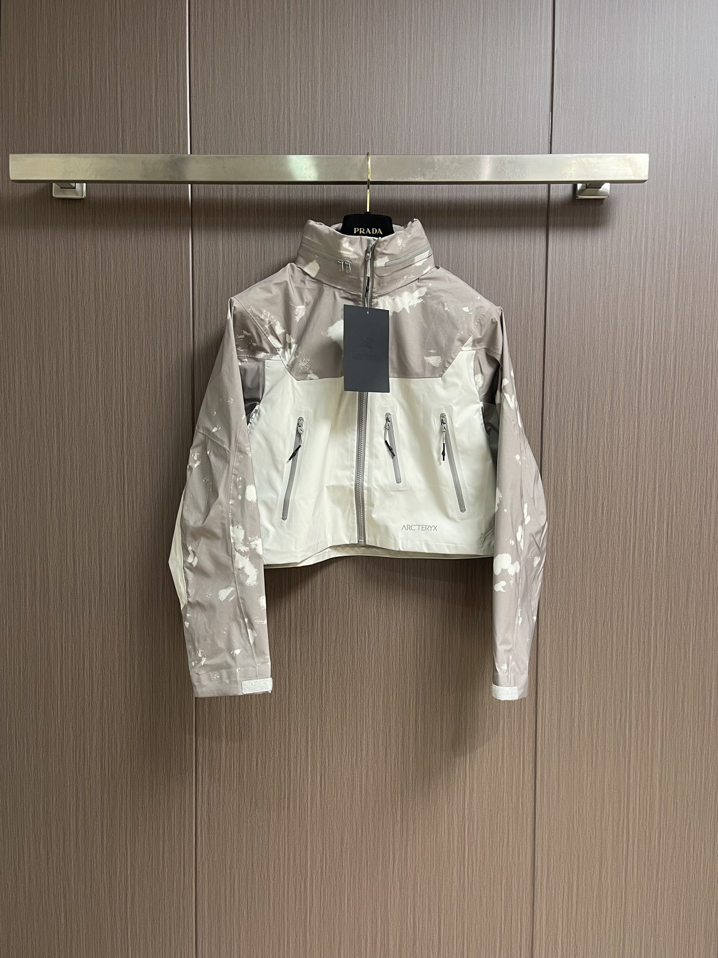 arcteryx 始祖鸟 2025SS夏季新款轻量透气防风短款连帽外套，可当防晒。适用于城市通勤和户外攀