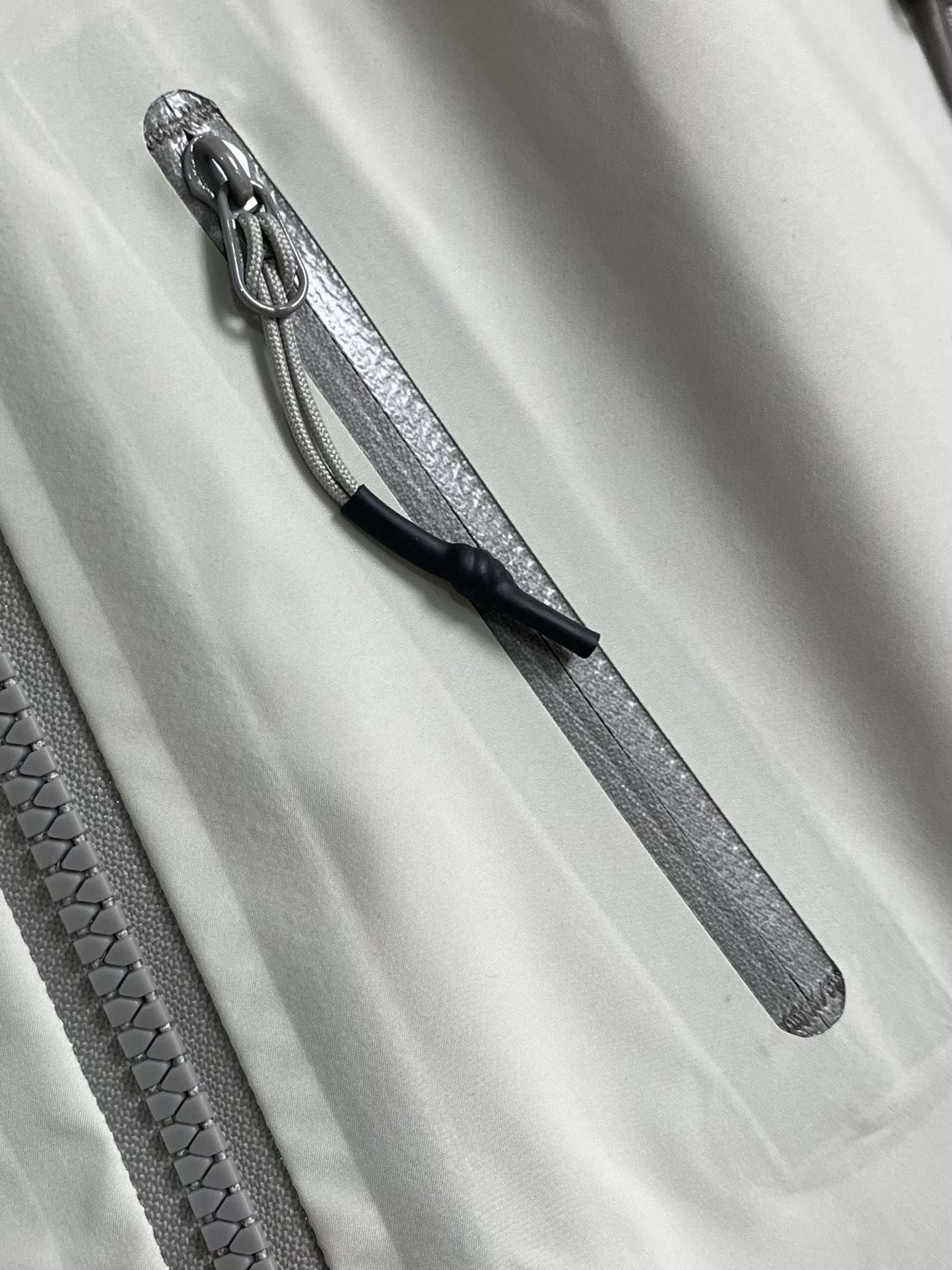 arcteryx 始祖鸟 2025SS夏季新款轻量透气防风短款连帽外套，可当防晒。适用于城市通勤和户外攀