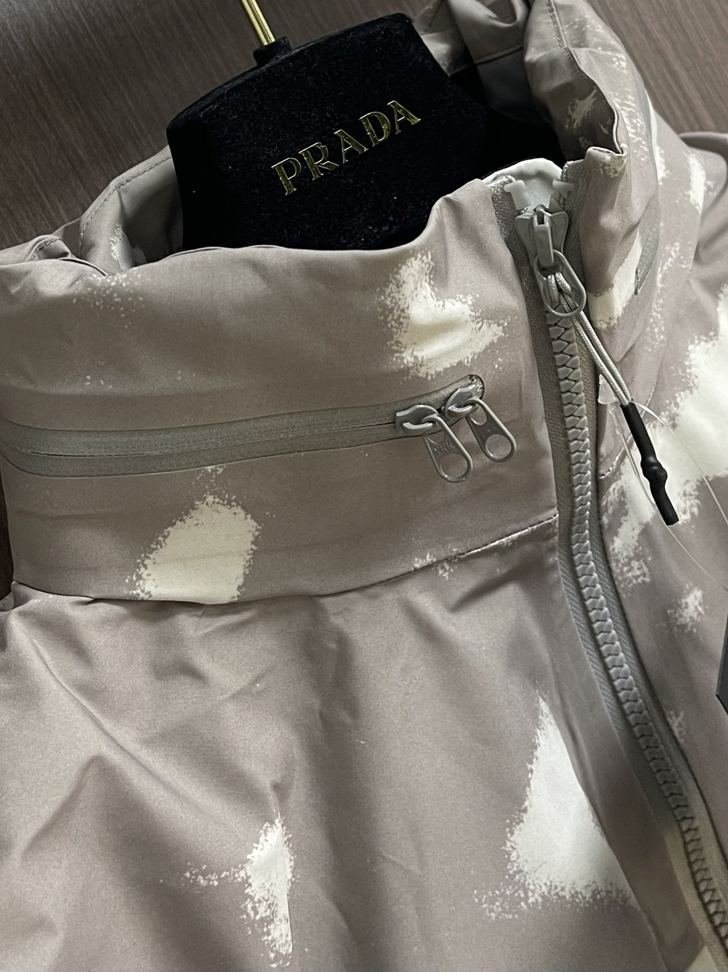 arcteryx 始祖鸟 2025SS夏季新款轻量透气防风短款连帽外套，可当防晒。适用于城市通勤和户外攀