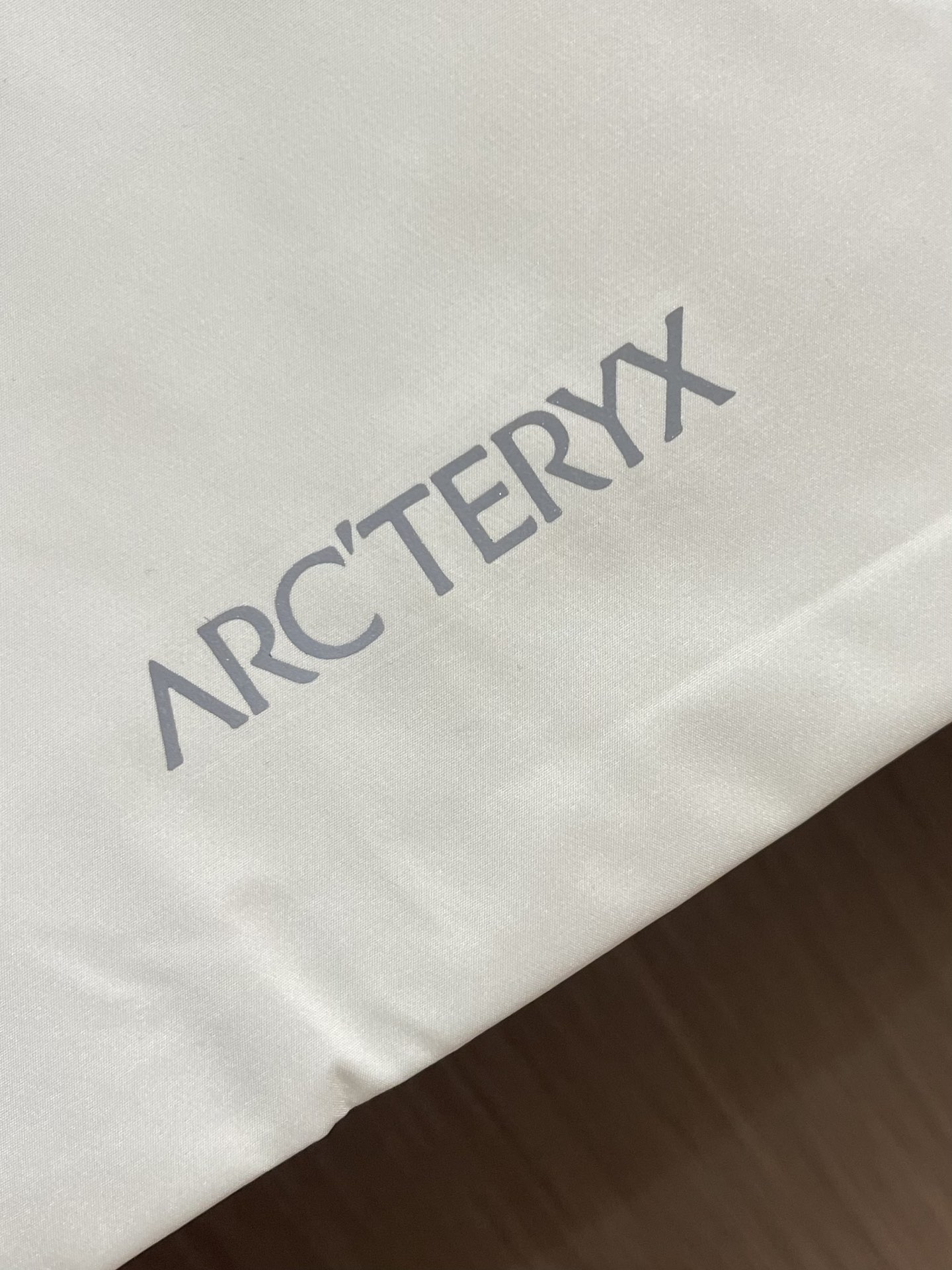 arcteryx 始祖鸟 2025SS夏季新款轻量透气防风短款连帽外套，可当防晒。适用于城市通勤和户外攀