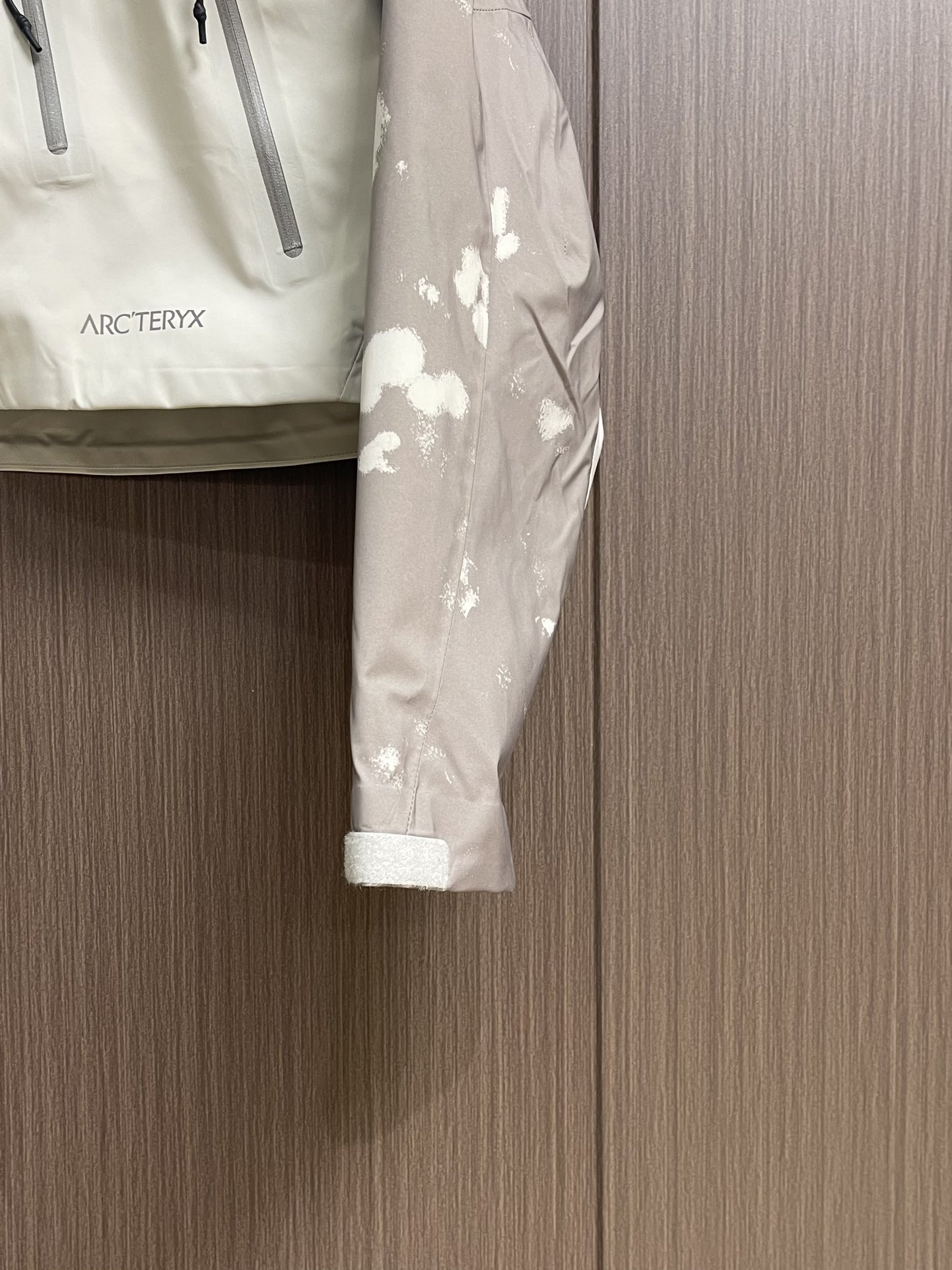 arcteryx 始祖鸟 2025SS夏季新款轻量透气防风短款连帽外套，可当防晒。适用于城市通勤和户外攀