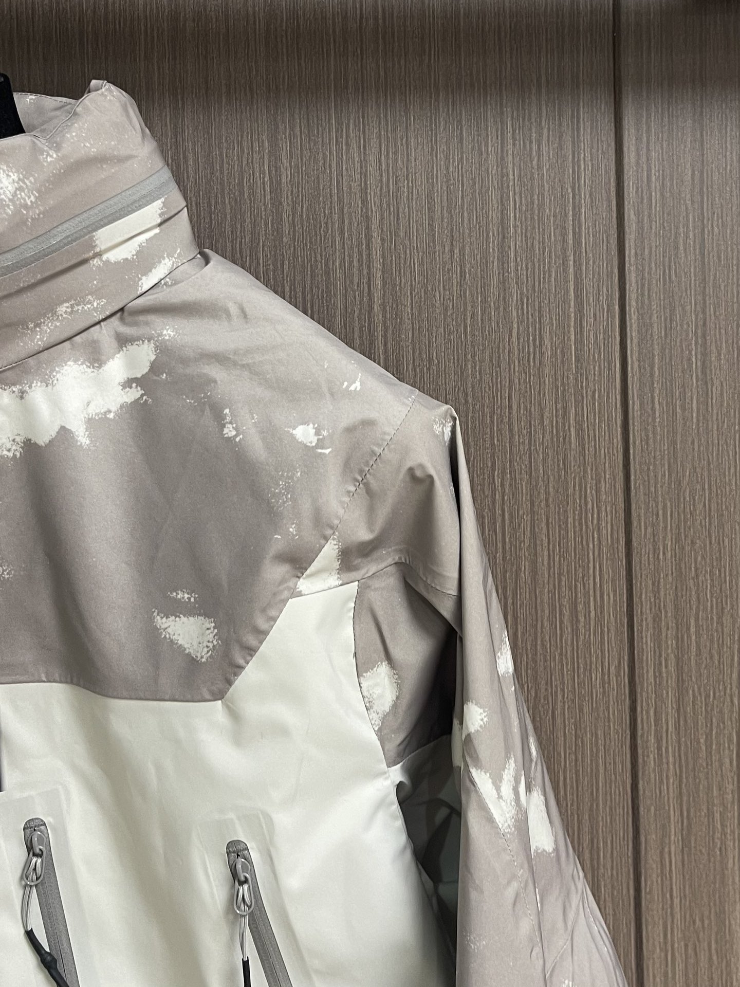 arcteryx 始祖鸟 2025SS夏季新款轻量透气防风短款连帽外套，可当防晒。适用于城市通勤和户外攀