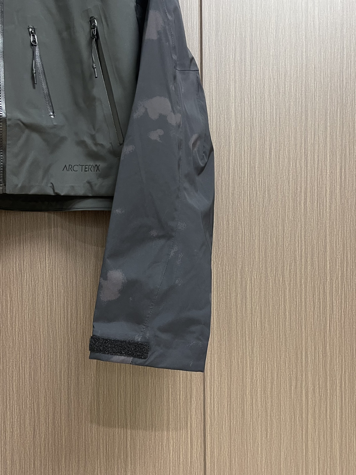 arcteryx 始祖鸟 2025SS夏季新款轻量透气防风短款连帽外套，可当防晒。适用于城市通勤和户外攀