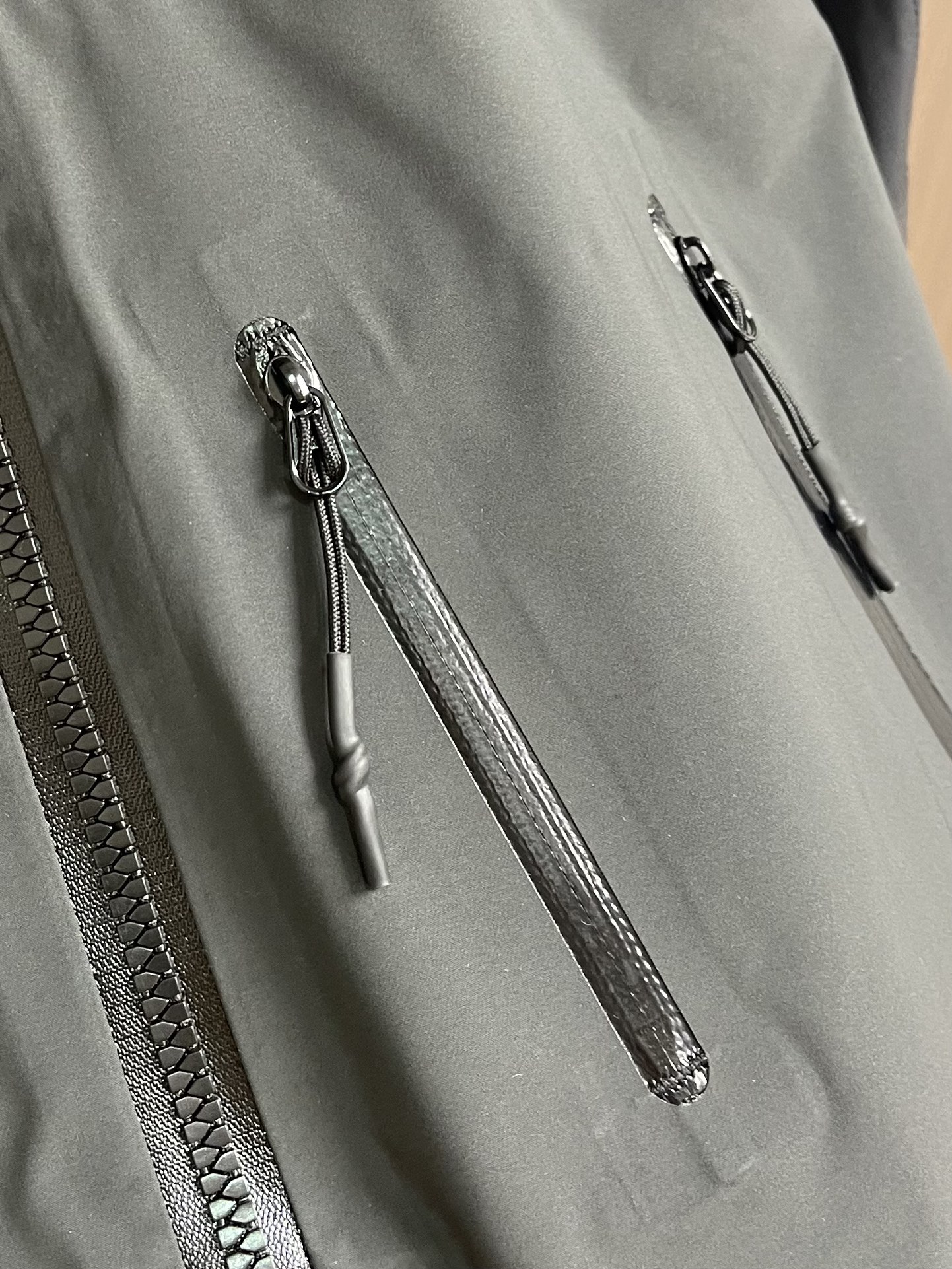 arcteryx 始祖鸟 2025SS夏季新款轻量透气防风短款连帽外套，可当防晒。适用于城市通勤和户外攀