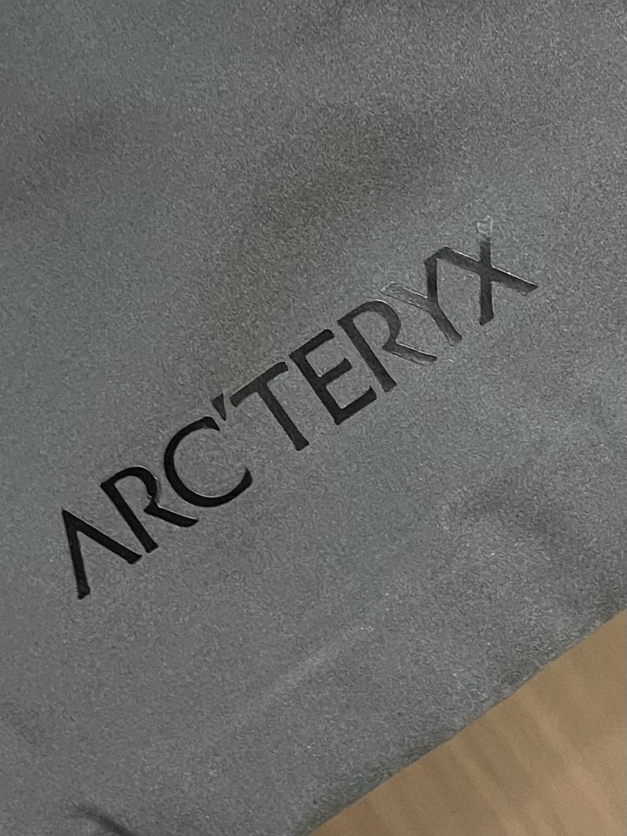 arcteryx 始祖鸟 2025SS夏季新款轻量透气防风短款连帽外套，可当防晒。适用于城市通勤和户外攀