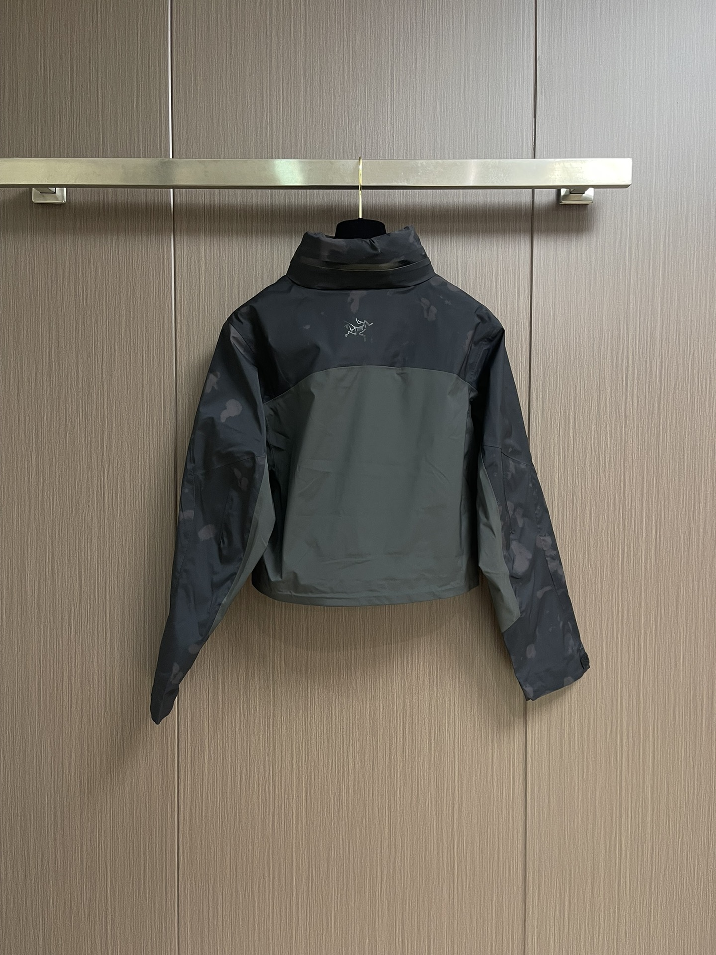 arcteryx 始祖鸟 2025SS夏季新款轻量透气防风短款连帽外套，可当防晒。适用于城市通勤和户外攀