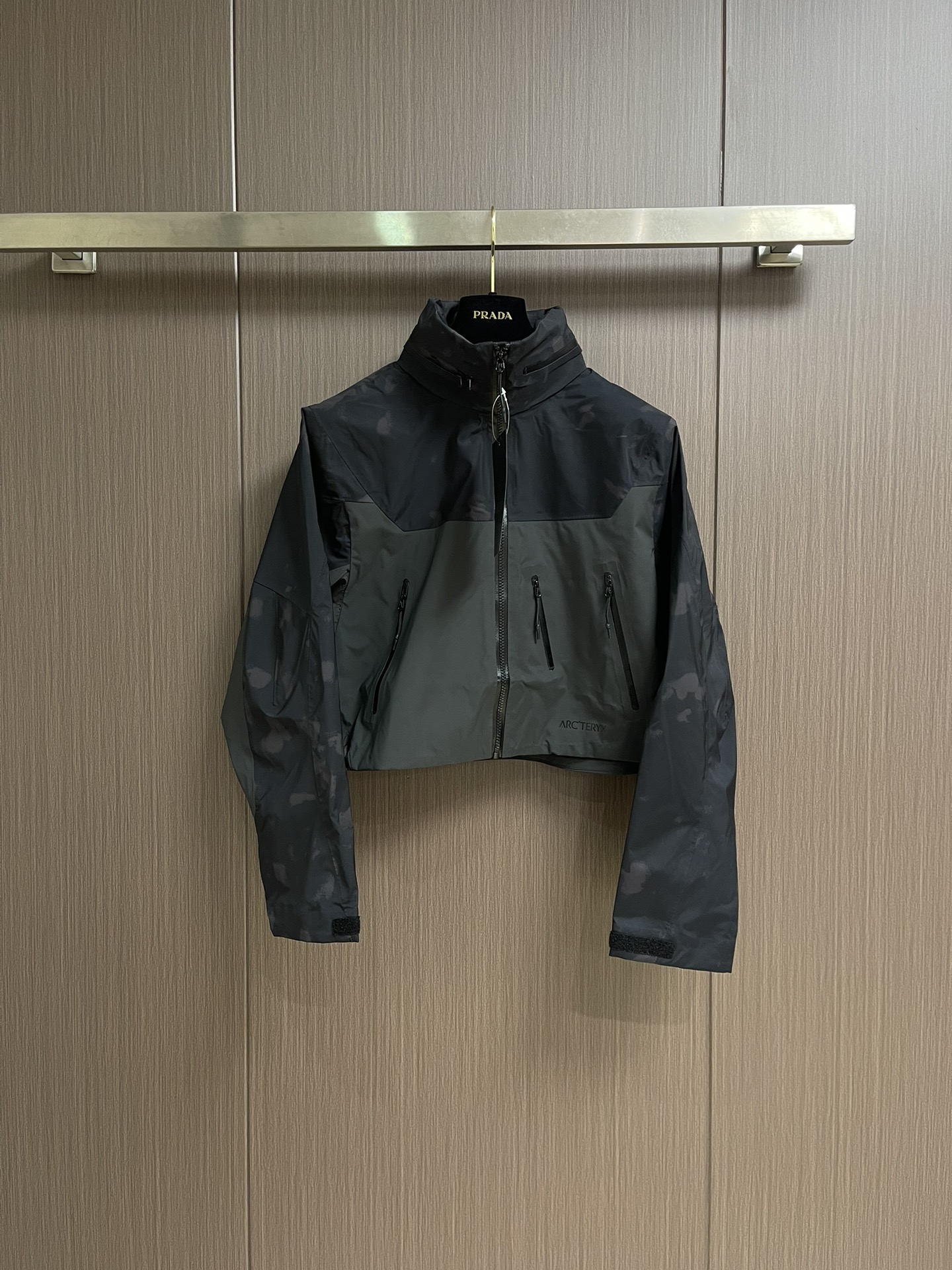 NO:522701,arcteryx 2025SS summer new lightweight breathable windproof short hooded jacket, which can be used as sun protection. It is suitable for urban commuting and outdoor rock climbing. It is windproof and breathable, making the upper body more comfortable. It is compatible with various trendy occasions and outdoor activity series. It is a famous outdoor brand. It is worth recommending. It has a high cost performance. Size XS-L, arc'teryx, jackets & coats,hats,alexander wang19860909arcteryx 始祖鸟 2025SS夏季新款轻量透气防风短款连帽外套,可当防晒.适用于城市通勤和户外攀岩运动.防风透气,上身更加舒适.兼容各种潮流场合及户外活动系列,作为著名户外的品牌.值得推荐.性价比超高.尺码XS-L,arc'teryx,jackets & coats,hats,alexander wang,Men's clothing