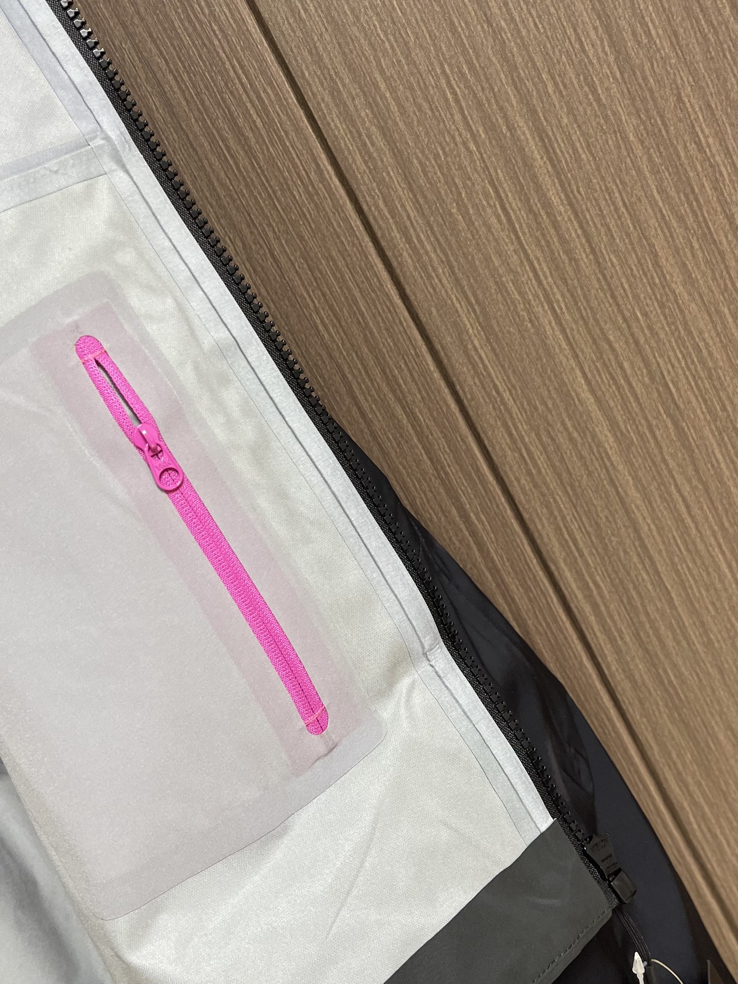 arcteryx 始祖鸟 2025SS夏季新款轻量透气防风短款连帽外套，可当防晒。适用于城市通勤和户外攀