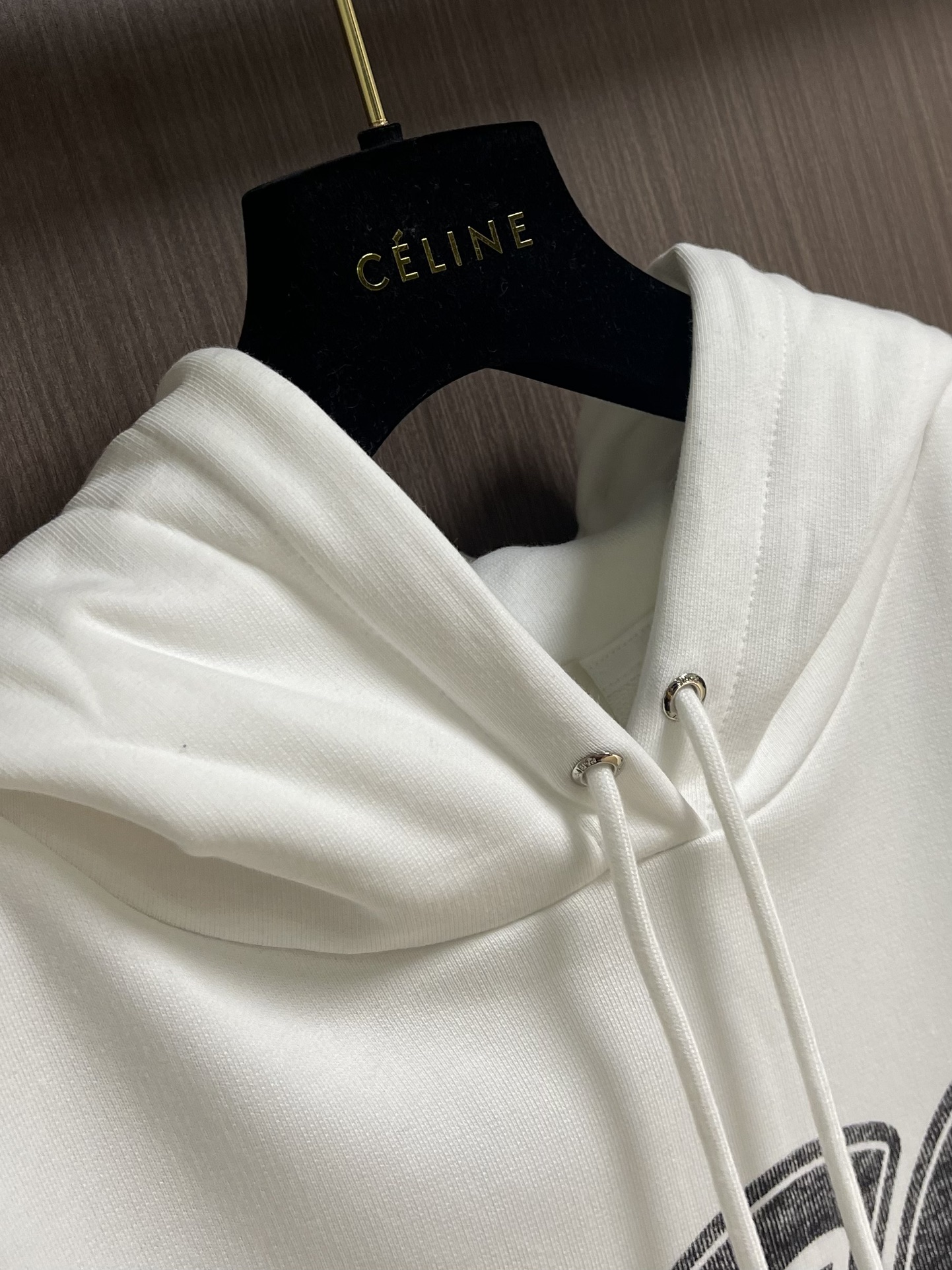 Celine 2025Fw新款印花字母连帽卫衣，采用定织定染高克重纯棉卫衣面料制成 面料手感厚实且有一定