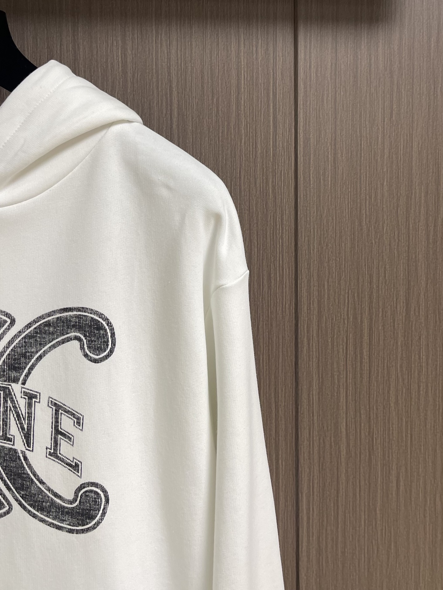 Celine 2025Fw新款印花字母连帽卫衣，采用定织定染高克重纯棉卫衣面料制成 面料手感厚实且有一定