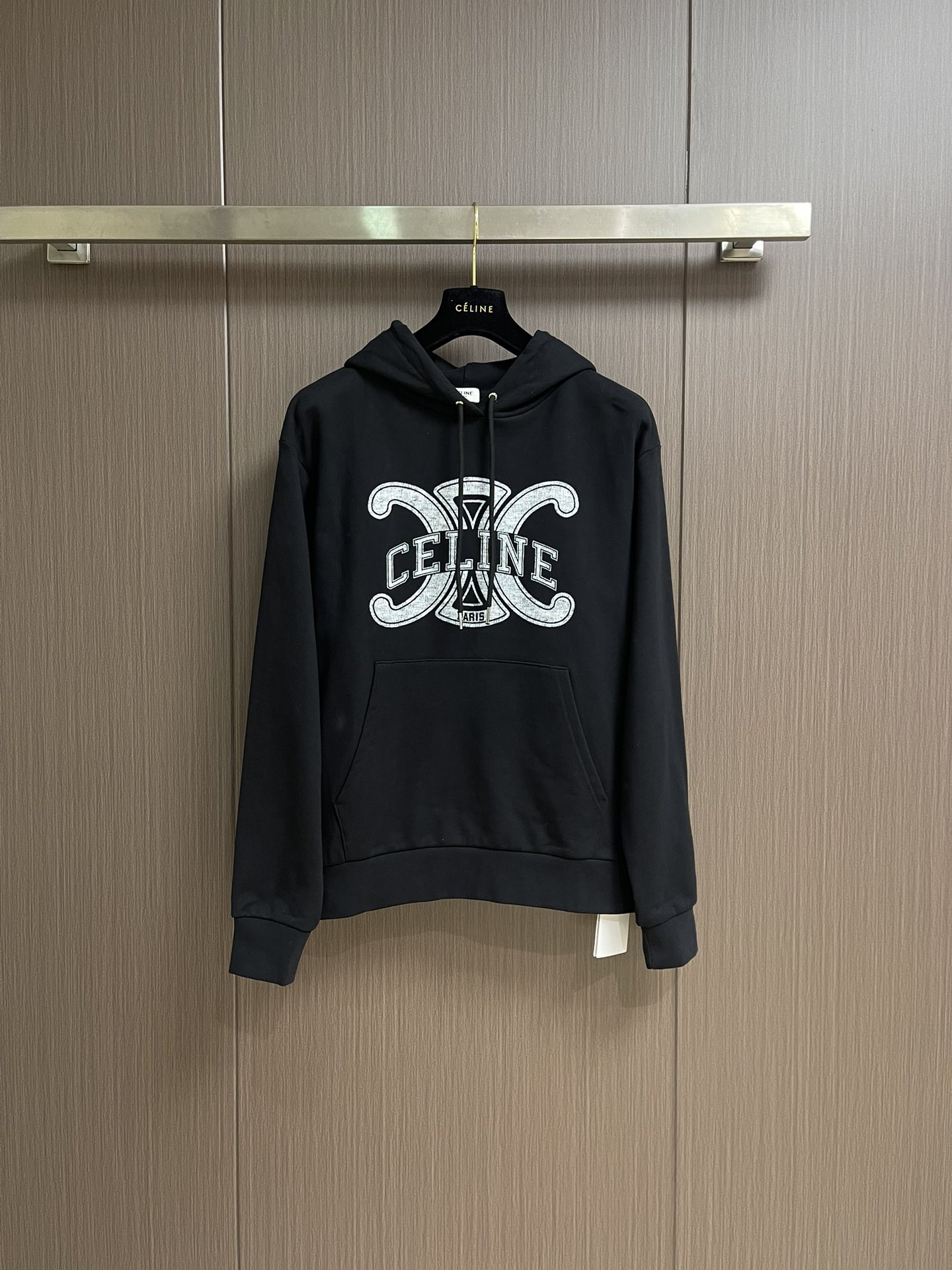 NO:522699,Celine 2025Fw new printed letter hooded sweatshirt, made of fixed woven, dyed high-weight pure cotton sweatshirt fabric. The fabric feels thick and has a certain sense of self-weight. The dense and rough terry texture at the bottom is close to the body and skin-friendly, and has excellent warmth. You can't feel any thorn discomfort at all!  The front chest print has clear colors, and the Arc de Triomphe is added. The lines are smooth and smooth and cannot be washed off and deformed. Size S-XL, celine, hoodie, sweatshirts, hats, alexander wang19860909Celine 2025Fw新款印花字母连帽卫衣,采用定织定染高克重纯棉卫衣面料制成 面料手感厚实且有一定的自重感 底部绵密粗犷的毛圈肌理 贴身亲肤,保暖性极佳 丝毫感受不到任何扎刺不适感！ 前胸印花上色彩清晰,添加凯旋门明显标志 线条光滑流畅水洗不脱落变形.尺码S-XL,,celine,hoodie,sweatshirts,hats,alexander wang,Men's clothing