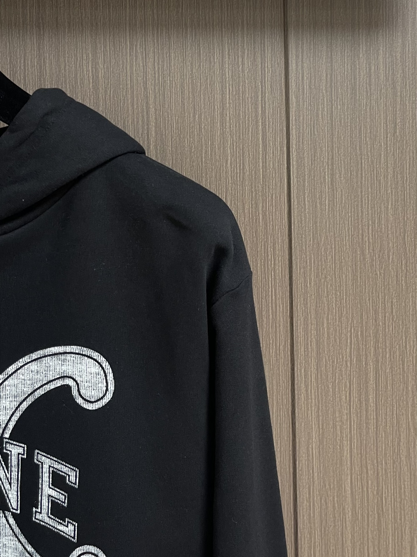 Celine 2025Fw新款印花字母连帽卫衣，采用定织定染高克重纯棉卫衣面料制成 面料手感厚实且有一定