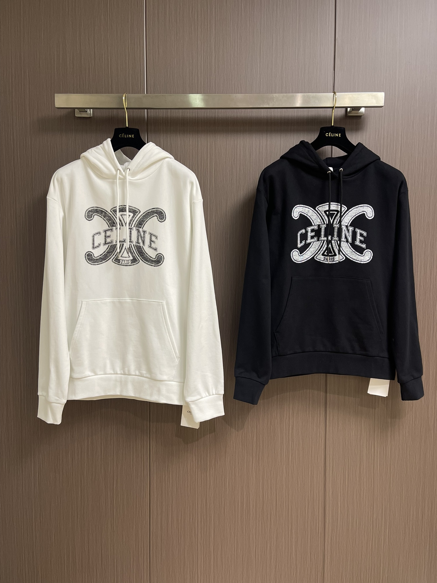 Celine 2025Fw新款印花字母连帽卫衣，采用定织定染高克重纯棉卫衣面料制成 面料手感厚实且有一定