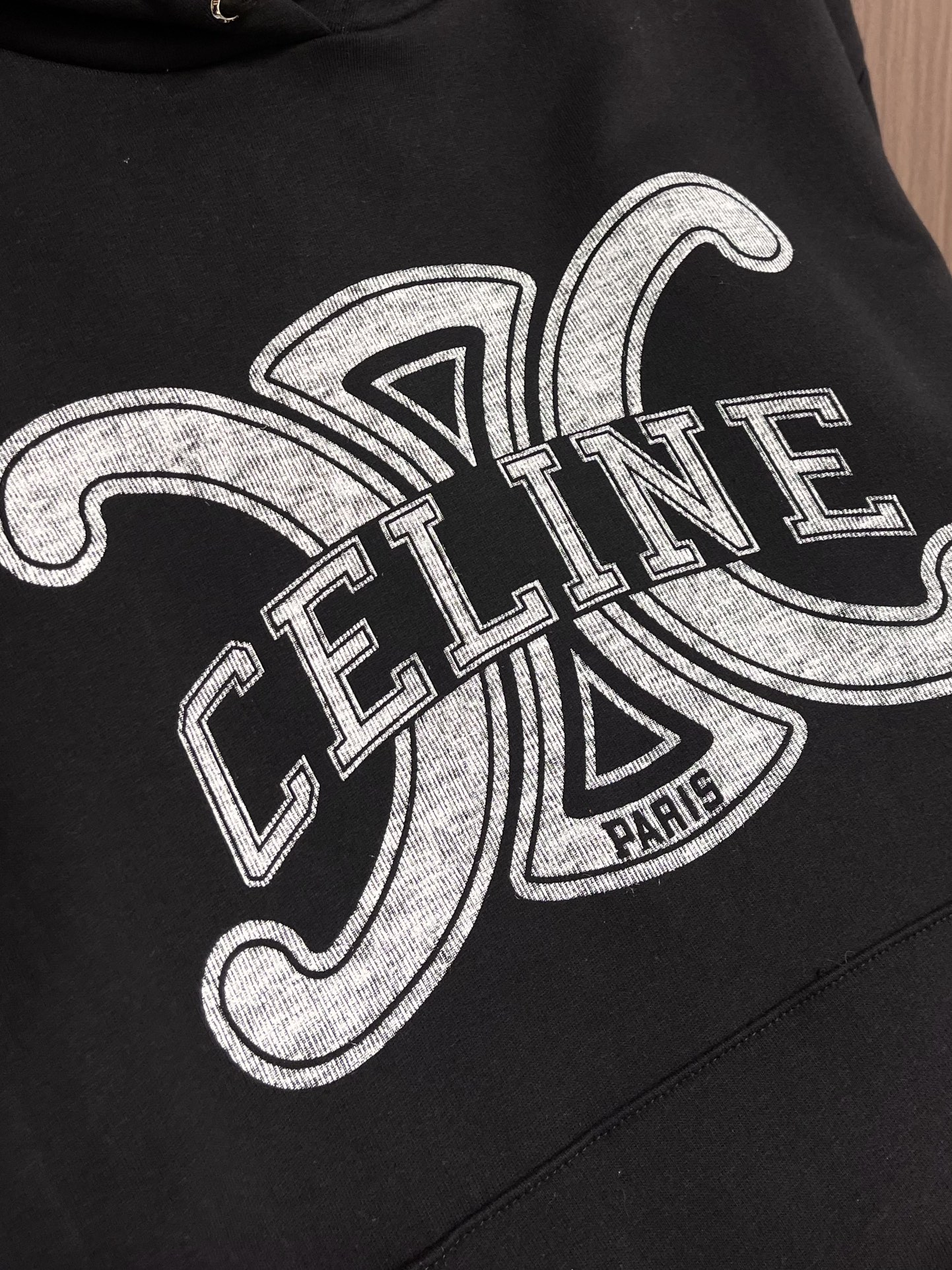 Celine 2025Fw新款印花字母连帽卫衣，采用定织定染高克重纯棉卫衣面料制成 面料手感厚实且有一定