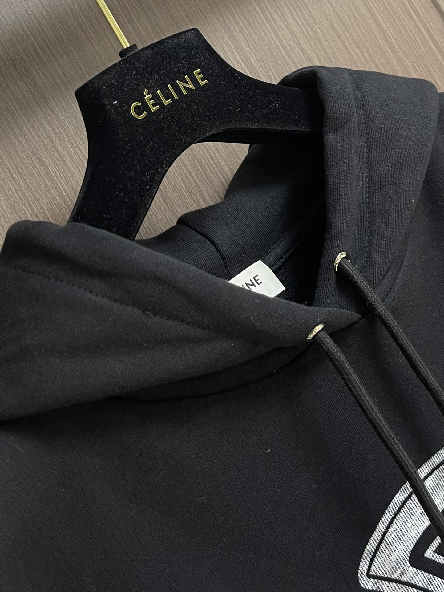 Celine 2025Fw新款印花字母连帽卫衣，采用定织定染高克重纯棉卫衣面料制成 面料手感厚实且有一定