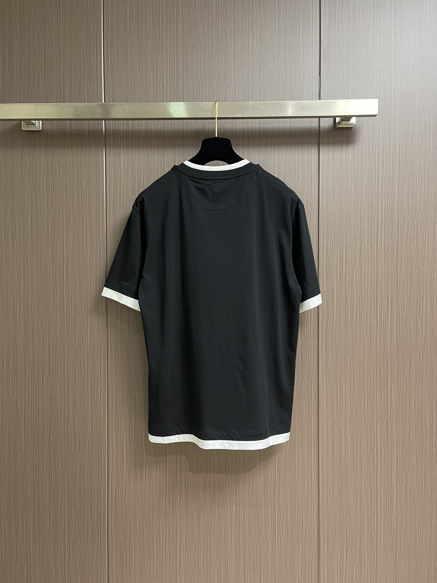 PRADA 假两件三角徽标棉质短袖T恤，面料采用24S双纱特种纺织紧密棉 185G，罗纹32S双纱拉架 