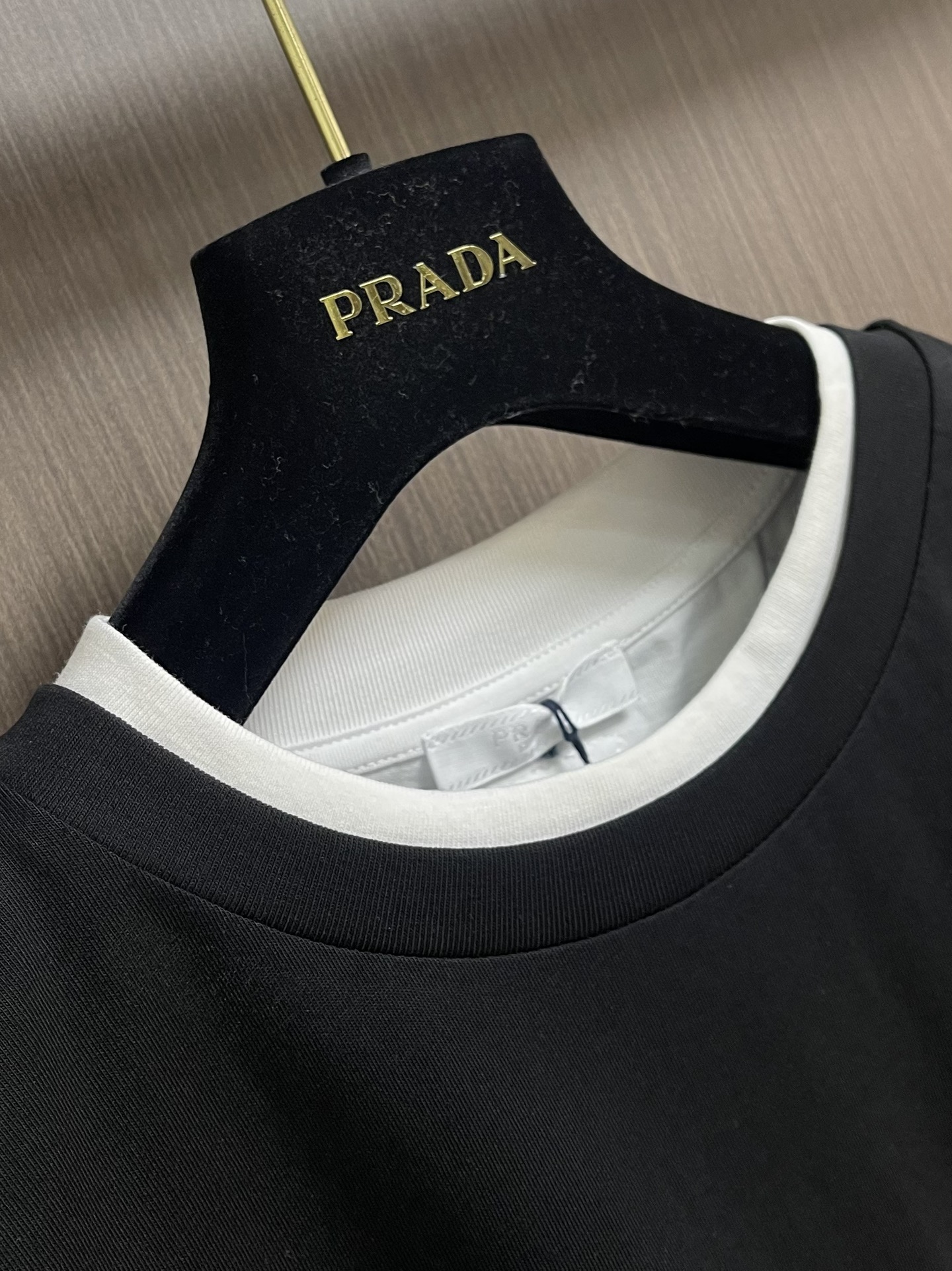 PRADA 假两件三角徽标棉质短袖T恤，面料采用24S双纱特种纺织紧密棉 185G，罗纹32S双纱拉架 