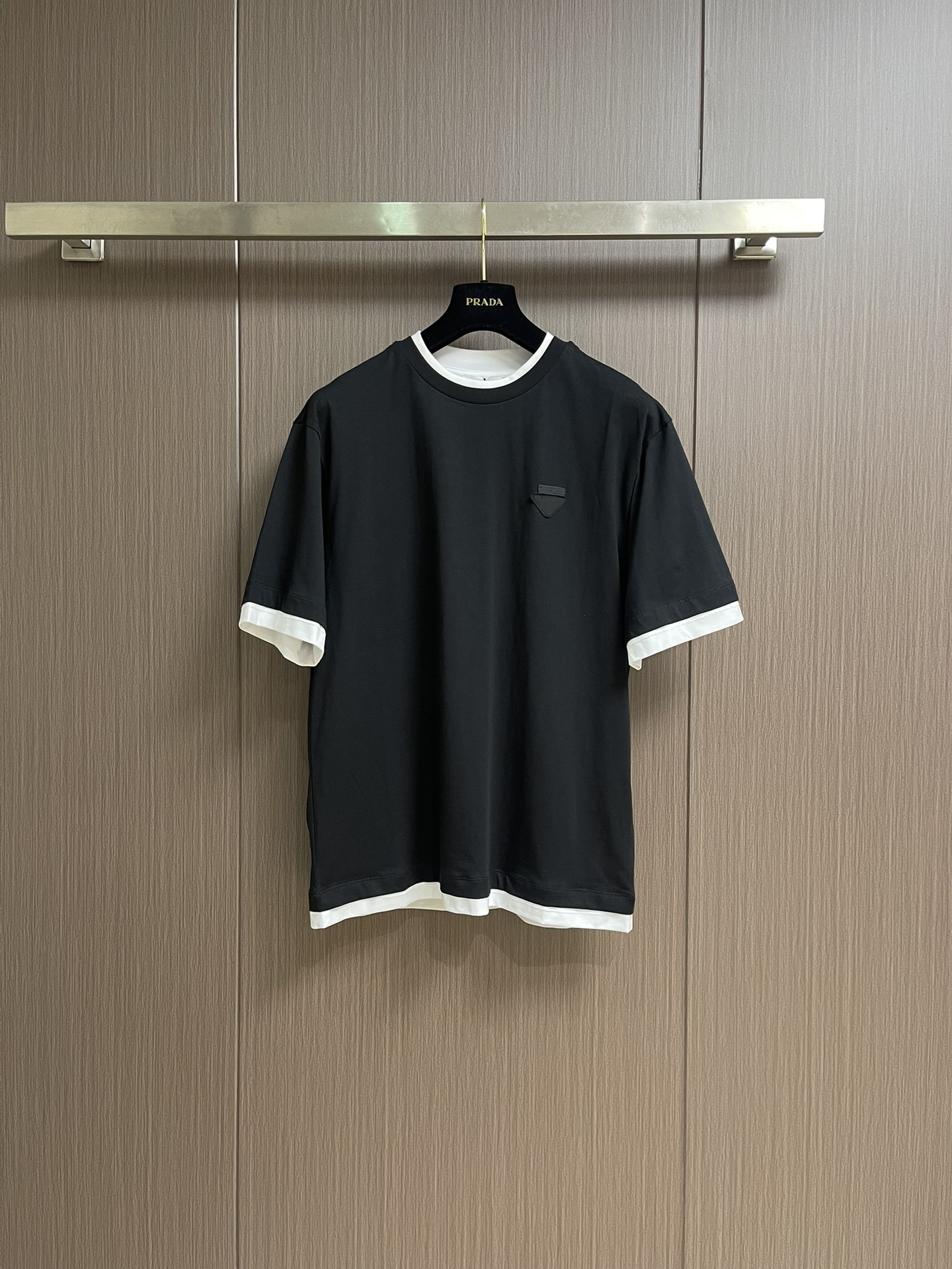 NO:529362,PRADA Fake two-piece triangle logo cotton short-sleeved T-shirt, the fabric is made of 24S double yarn special textile tight cotton 185G, ribbed 32S double yarn pull frame 340G, the classic cotton T-shirt is reinterpreted through layers and contrast, adding a unique style to the sporty silhouette. The loose style defines its style and is decorated with the iconic fabric triangle logo. The fake two-piece design successfully integrates the sporty style with the street feeling through clever layered splicing and contrasting elements, presenting a highly recognizable design language. Size XS-L, prada, T-shirt,tees, t-shirt,alexander wang19860909PRADA 假两件三角徽标棉质短袖T恤,面料采用24S双纱特种纺织紧密棉 185G,罗纹32S双纱拉架 340G,经典棉质T恤通过层次和对比重新诠释,为运动廓形增添独特风格.宽松版型定义其风格,饰有标志性织物三角形徽标.假两件设计通过巧妙的层次拼接和对比元素,成功将运动风与街头感融合,呈现出极具辨识度的设计语言.尺码XS-L,,prada,T-shirt,tees，t-shirt,alexander wang,Men's clothing