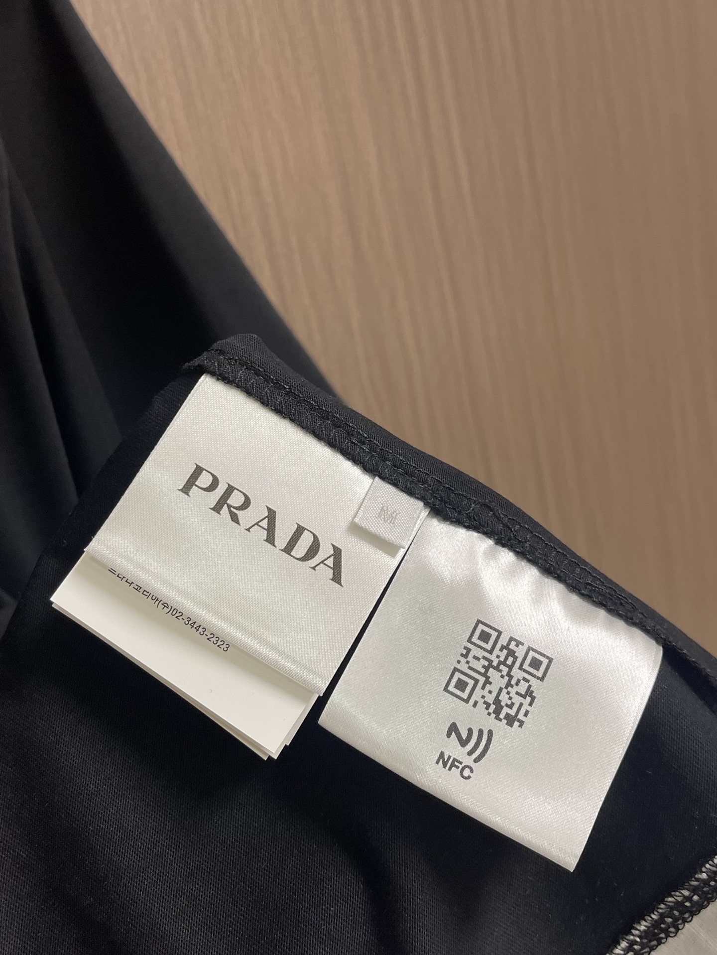 PRADA 假两件三角徽标棉质短袖T恤，面料采用24S双纱特种纺织紧密棉 185G，罗纹32S双纱拉架 