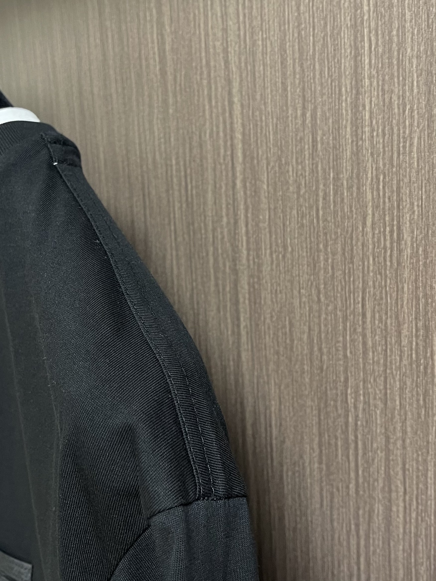 PRADA 假两件三角徽标棉质短袖T恤，面料采用24S双纱特种纺织紧密棉 185G，罗纹32S双纱拉架 