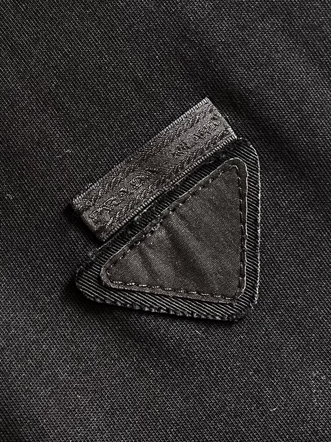 PRADA 假两件三角徽标棉质短袖T恤，面料采用24S双纱特种纺织紧密棉 185G，罗纹32S双纱拉架 