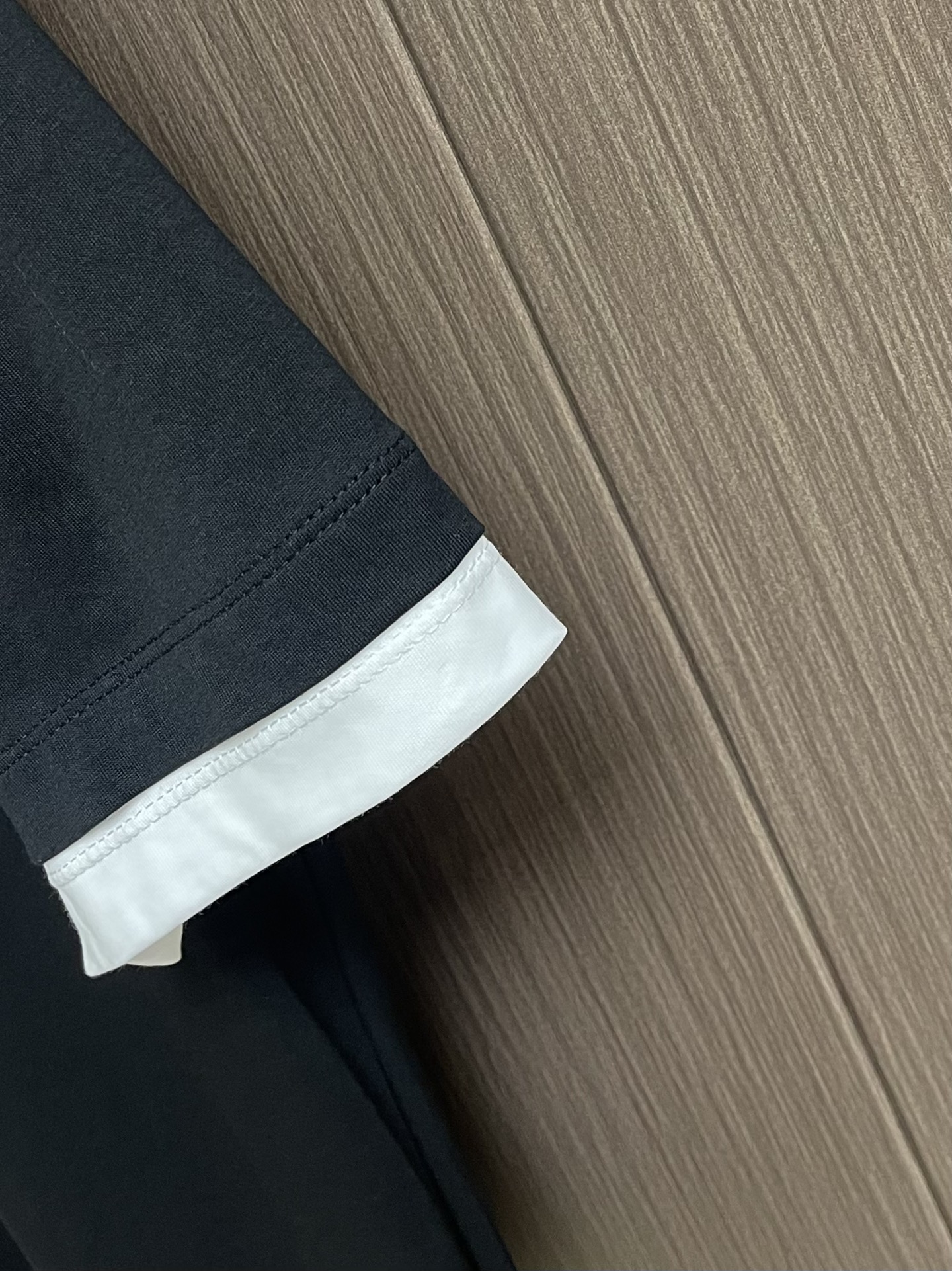 PRADA 假两件三角徽标棉质短袖T恤，面料采用24S双纱特种纺织紧密棉 185G，罗纹32S双纱拉架 