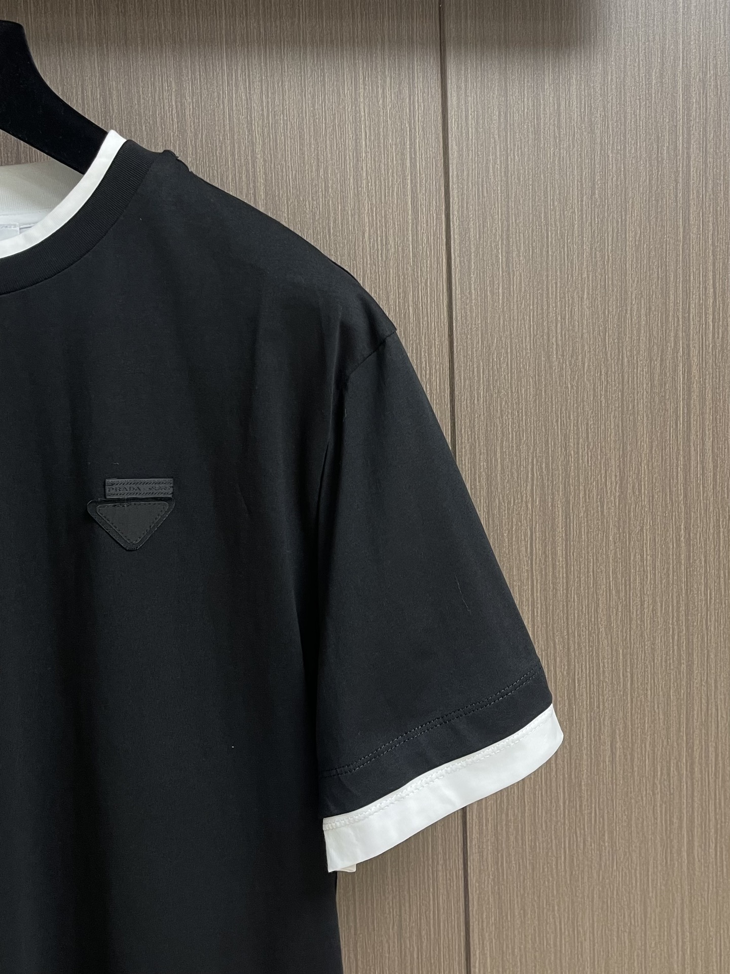 PRADA 假两件三角徽标棉质短袖T恤，面料采用24S双纱特种纺织紧密棉 185G，罗纹32S双纱拉架 