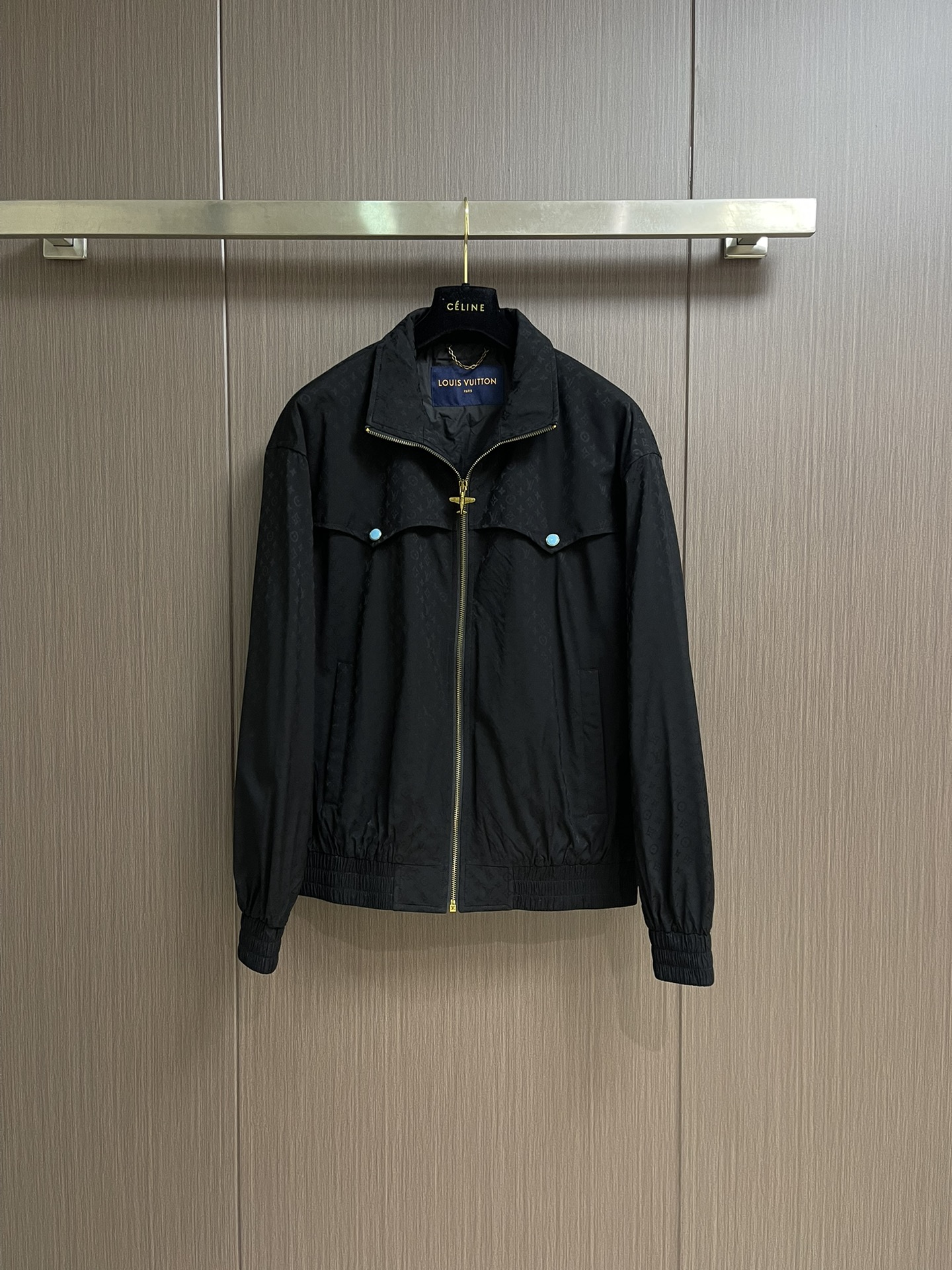 NO:522716,LV ss new turquoise quilted printed loose jacket, loose style design, comfortable and comfortable to wear, not picky about the figure, and also creates a casual and casual sense of fashion. Color and printing  The classic black is the background, and the whole body is quilted with LV's iconic Monogram pattern, which shows the brand recognition in a low-key manner. Although the patterns are dense, they present a layered visual effect through clever dark and light tones. The front is equipped with a gold metal zipper, and the gold zipper forms a sharp contrast with the black fabric, adding a sense of luxury, the zipper is smoothly zipped and durable. The zipper head may have a brand identity, and the details highlight the brand identity. There are two turquoise buttons on the chest of the jacket, which are fresh and eye-catching, adding a bright color and a unique decorative feeling to the overall black-toned jacket. The button edges are gold.  The color edging echoes the color of the zipper, and may be engraved with LV brand letters on it, which is very exquisite. For the stand-up collar design, the stand-up collar has a moderate height, which can well modify the neck lines, making it look capable and neat when worn, and at the same time plays a windproof and warm to a certain extent. The cuffs and hem are designed with ribs. The ribs have good elasticity, which not only effectively prevents cold air from pouring in, but also makes the dress fit more in the body and maintains the neat sense of the overall shape. The main material is made of cotton, and the cotton fabric is skin-friendly and breathable, comfortable to wear, and has a certain degree of clarity, which can maintain the loose fit of the jacket. Size 48-56,,louis  vuitton,jackets & coats,jackets & coats,alexander wang19860909LV ss新款绿松石绗满印花宽松外套夹克,宽松的版型设计,穿着舒适自在,不挑身材,同时也能营造出休闲随性的时尚感.颜色与印花 以经典黑色为底色,全身绗缝满LV标志性的Monogram图案,低调中彰显品牌辨识度.图案虽然密集,但通过巧妙的深浅色调处理,呈现出富有层次感的视觉效果.正面配备一条金色金属拉链,金色的拉链与黑色的面料形成鲜明对比,增添了奢华感,拉链拉合顺畅,耐用性佳.拉链头可能带有品牌标识,细节处凸显品牌身份.在外套胸部位置设有两颗绿松石色的纽扣,颜色清新亮眼,为整体黑色调的外套增添了一抹亮色和独特的装饰感.纽扣边缘带有金色镶边,与拉链颜色呼应,且上面可能刻有LV的品牌字母,精致感十足.为立领设计,立领的高度适中,能够很好地修饰颈部线条,穿着时显得干练利落,同时在一定程度上起到防风保暖的作用.袖口与下摆处均采用了罗纹设计,罗纹具有良好的弹性,不仅可以有效防止冷风灌入,还能使穿着更加贴合身形,保持整体造型的利落感.主料采用棉材质,棉质面料亲肤透气,穿着舒适,且具有一定的挺括性,能够保持外套的宽松版型.尺码48-56,,louis vuitton,jackets & coats,jackets & coats,alexander wang,Men's clothing