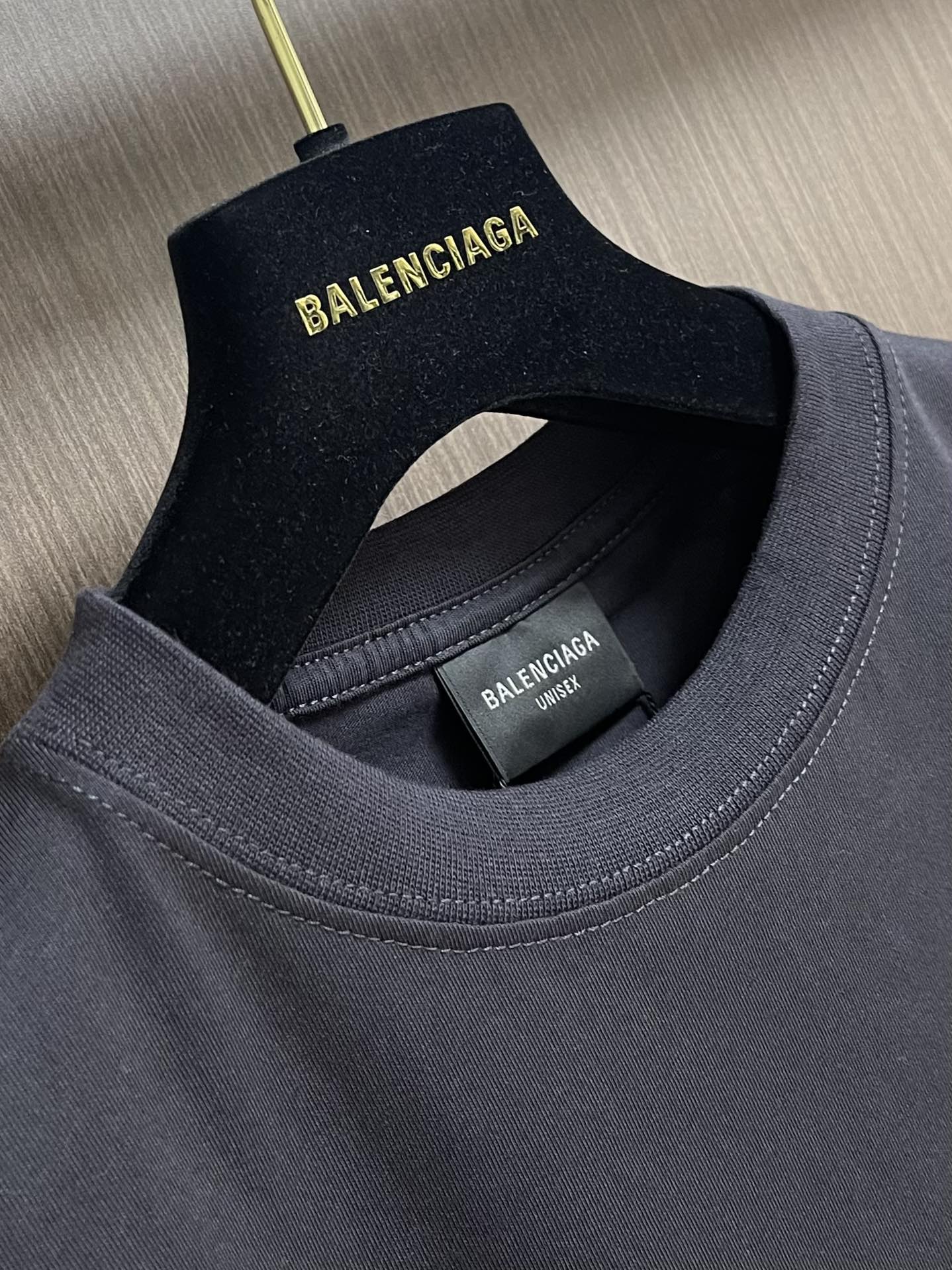 BALENCIAGA 巴黎世家刺绣圆领短袖T恤，采用进口棉质24S双纱复古平纹针织面料，185g的克重，