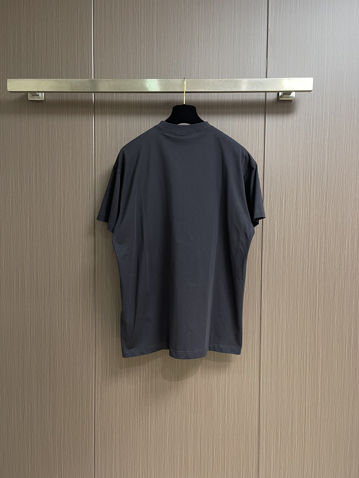 BALENCIAGA 巴黎世家刺绣圆领短袖T恤，采用进口棉质24S双纱复古平纹针织面料，185g的克重，