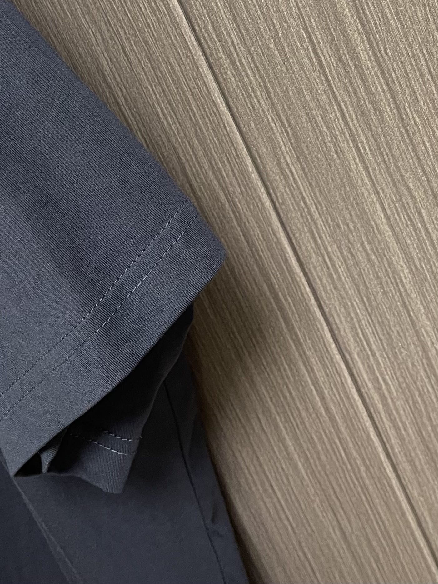 BALENCIAGA 巴黎世家刺绣圆领短袖T恤，采用进口棉质24S双纱复古平纹针织面料，185g的克重，