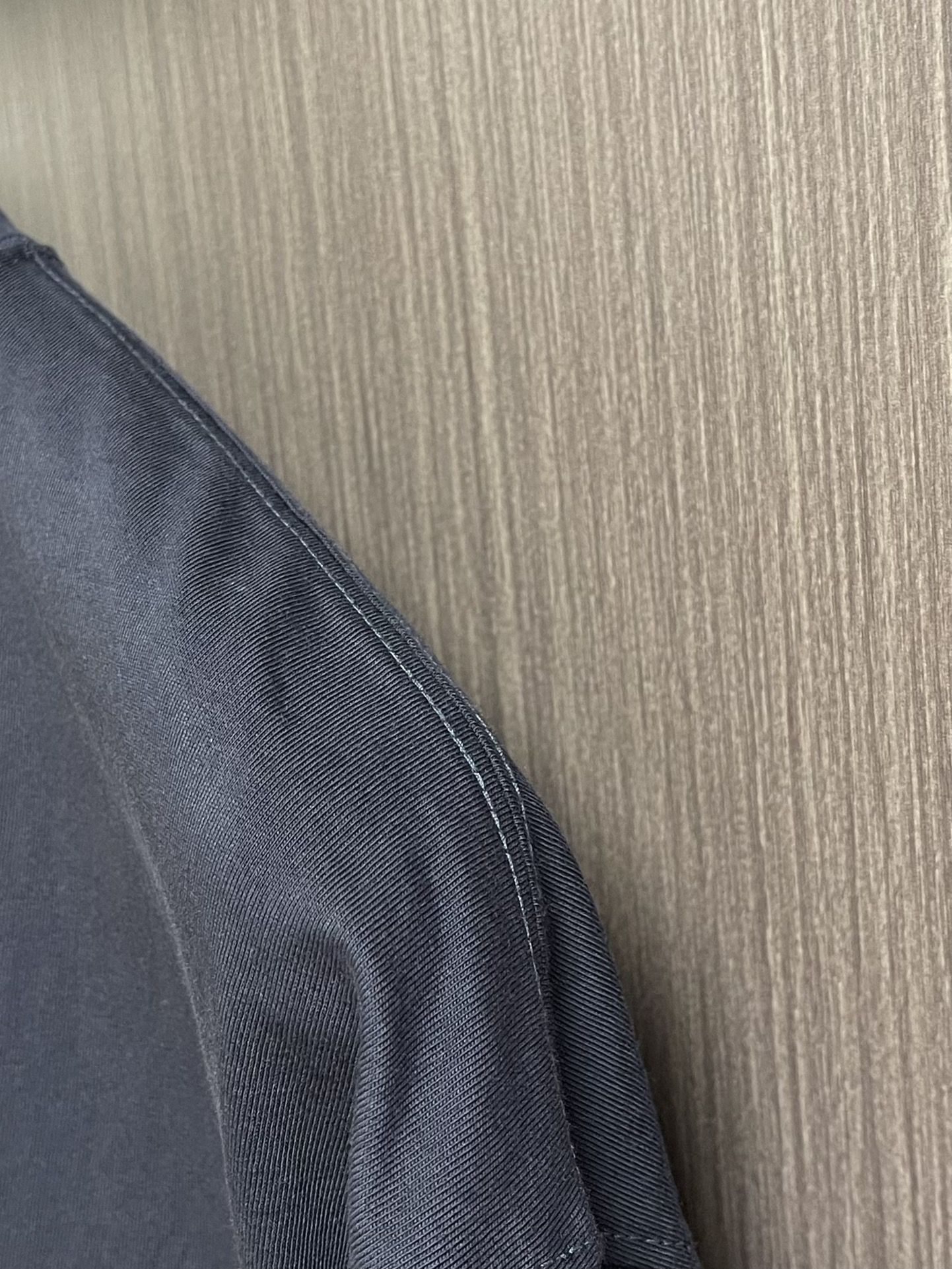 BALENCIAGA 巴黎世家刺绣圆领短袖T恤，采用进口棉质24S双纱复古平纹针织面料，185g的克重，