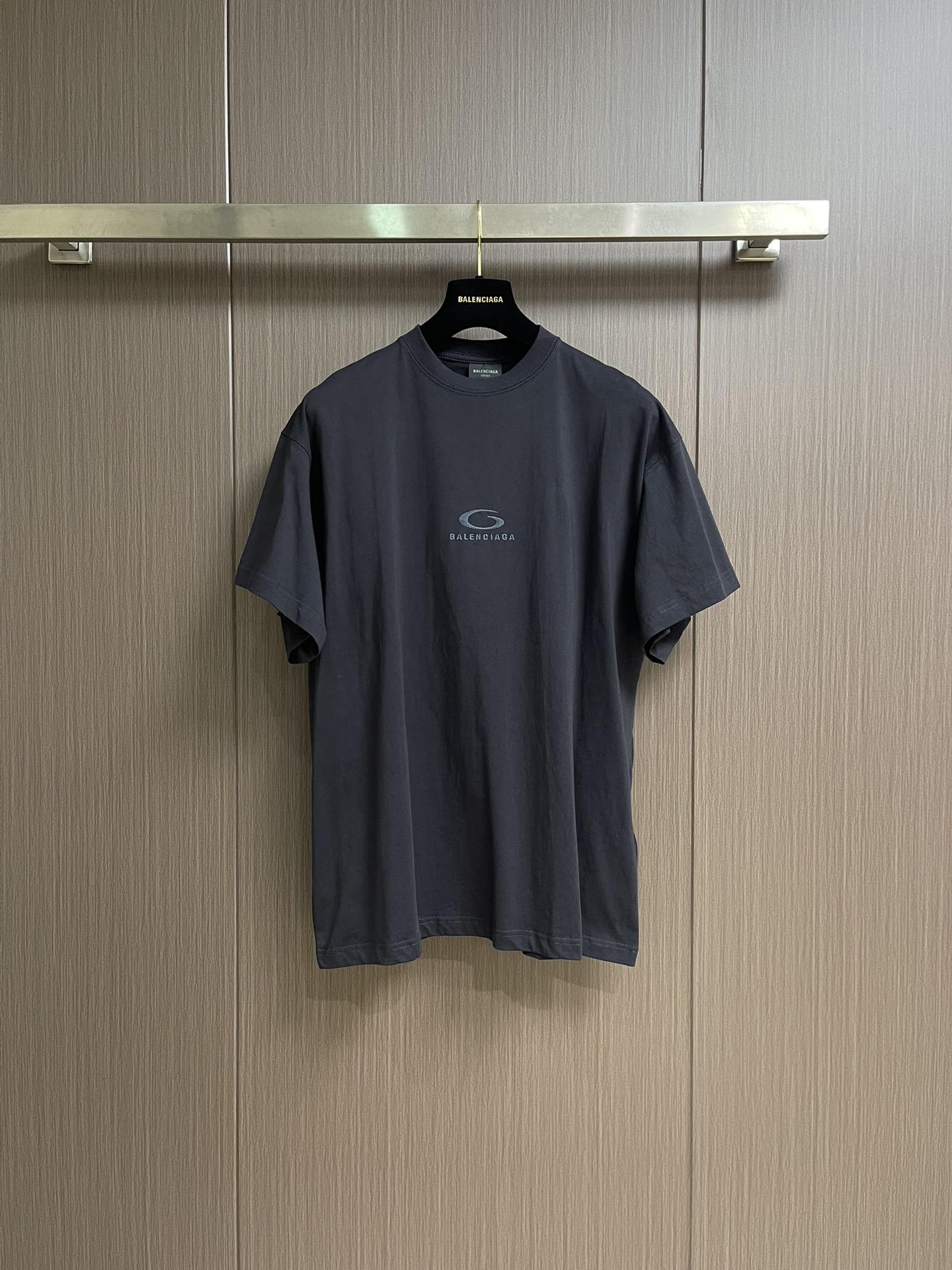 NO:529360,BALENCIAGA Balenciaga embroidered round neck short-sleeved T-shirt, using imported cotton 24S double yarn retro jersey fabric, 185g of gram weight, soft and textured, skin-friendly and comfortable to wear; 32S double yarn 1*1 thread, 270g of gram weight, making the neckline crisp and stylish, and it is not easy to deform after wearing for a long time; loop sports icon art works on embroidery are presented in fine needle method, smooth lines and lifelike patterns, and each needle is embroidered with ingenuity; the loose style is inclusive, whether it is single or layered, it can be easily controlled, showing a unique style, and the details show quality and style. Size XS-L,,balenciaga,balenciaga,T-shirt,tees,t-shirt,alexander wang19860909BALENCIAGA 巴黎世家刺绣圆领短袖T恤,采用进口棉质24S双纱复古平纹针织面料,185g的克重,手感柔软且富有质感,穿着亲肤又舒适；32S双纱1*1螺纹,270g的克重,使得领口挺括有型,久穿不易变形；刺绣上loop sports icon艺术作品以精细针法呈现,线条流畅,图案栩栩如生,每一针都凝聚匠心；宽松版型具有包容性,无论是单穿还是叠穿,都能轻松驾驭,展现独特风格,细节之处尽显品质与格调.尺码XS-L,,balenciaga,balenciaga,T-shirt,tees，t-shirt,alexander wang,Men's clothing