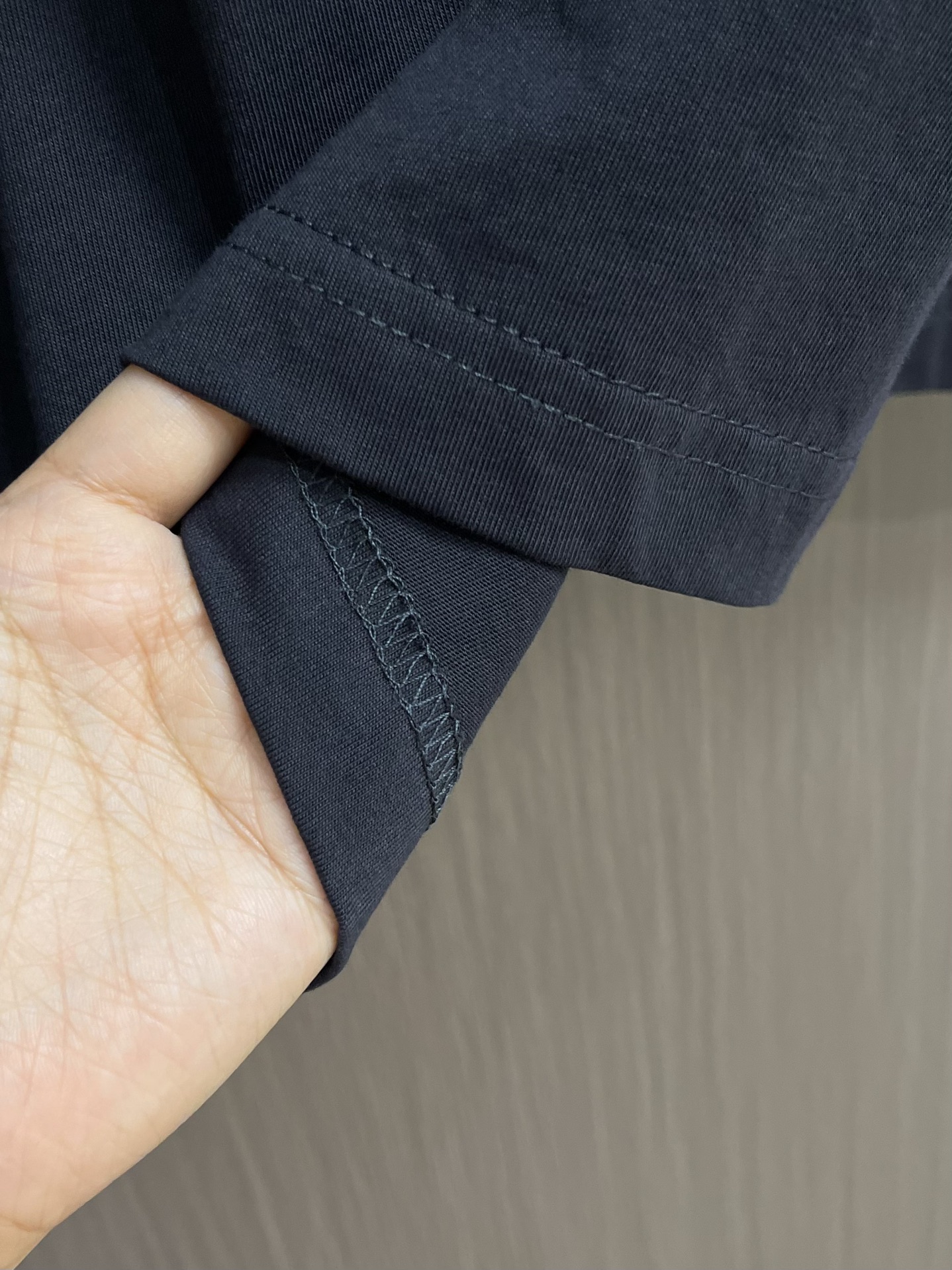 BALENCIAGA 巴黎世家刺绣圆领短袖T恤，采用进口棉质24S双纱复古平纹针织面料，185g的克重，